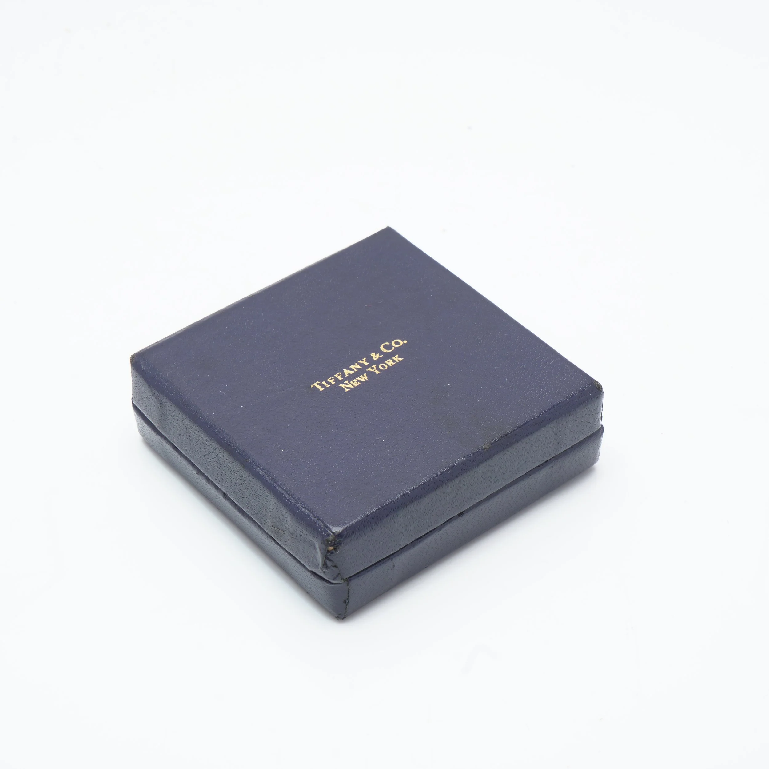 Vintage-Tiffany-and-Co-Earring-Box-New-York-04-exterior.jpg