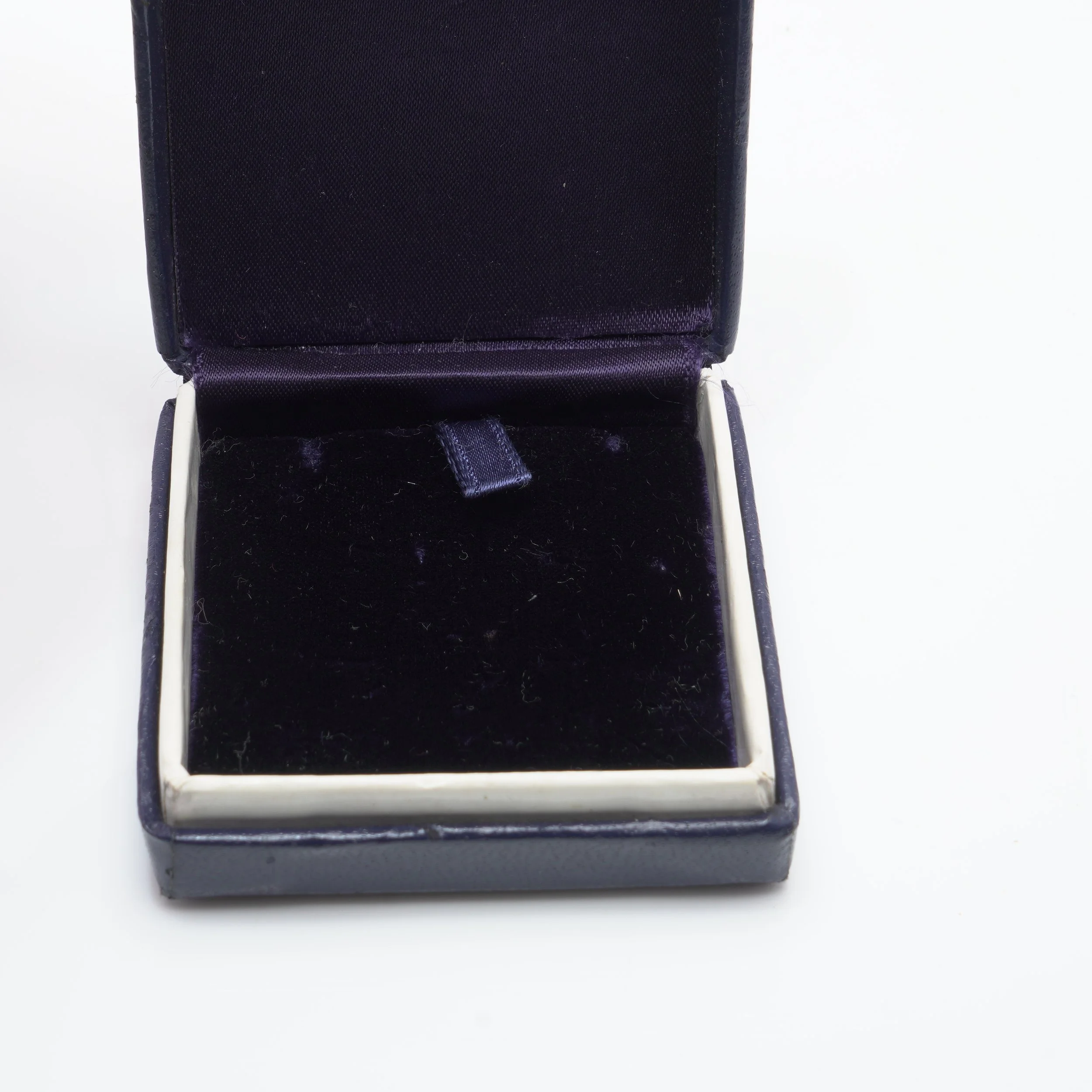 Vintage-Tiffany-and-Co-Earring-Box-New-York-05-fitting.jpg