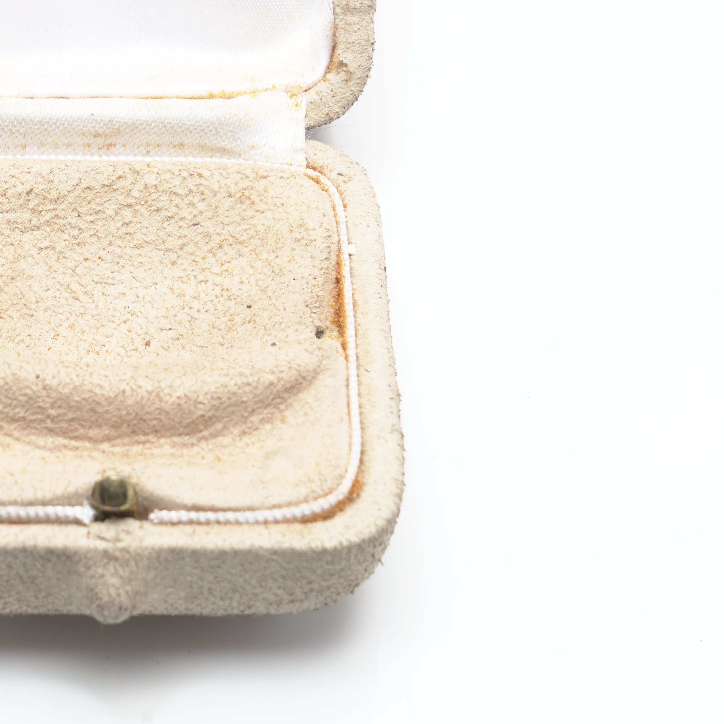 Vintage-Boucheron-Ring-Box-Paris-06-fitting.jpg