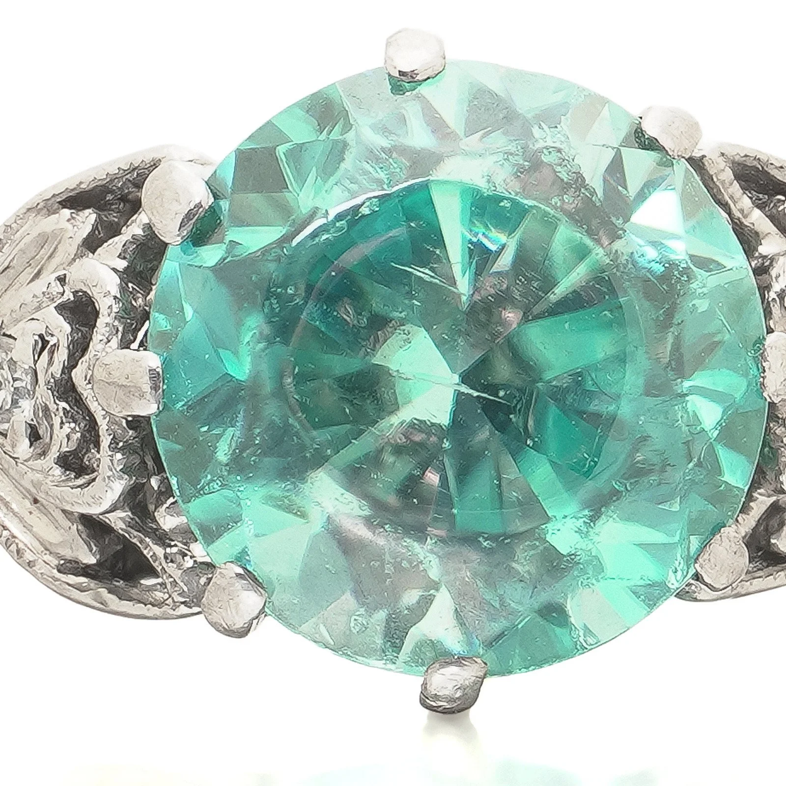 Vintage-1950s-Blue-Zircon-and-Diamond-Ring-18KT-White-Gold-04-detail-zircon.jpg