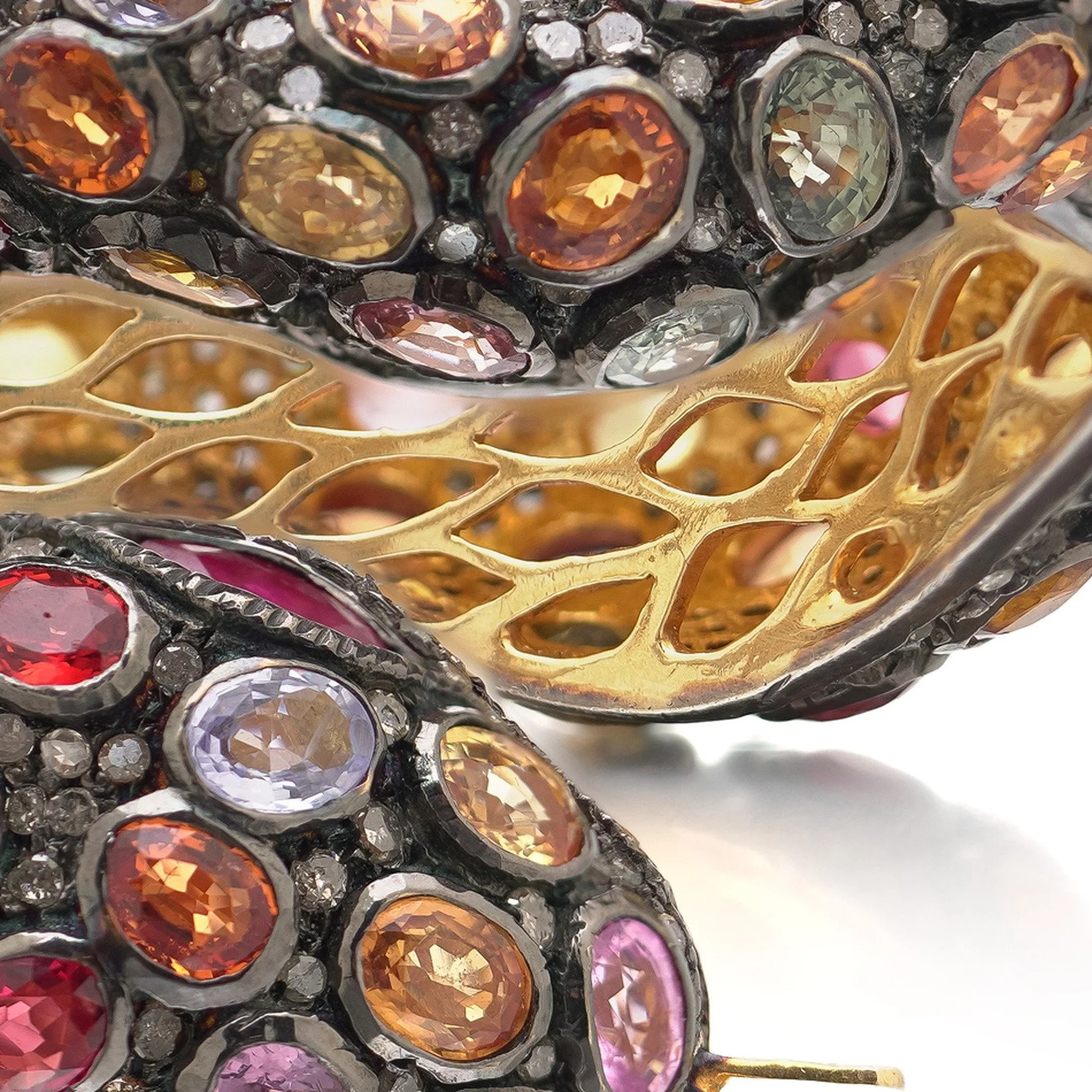 Serpent-Bangle-in-Silver-and-Silver-Gilt-Multi-Coloured-Sapphires-and-Rose-Cut-Diamonds-04-detail-sapphire-pave.jpg