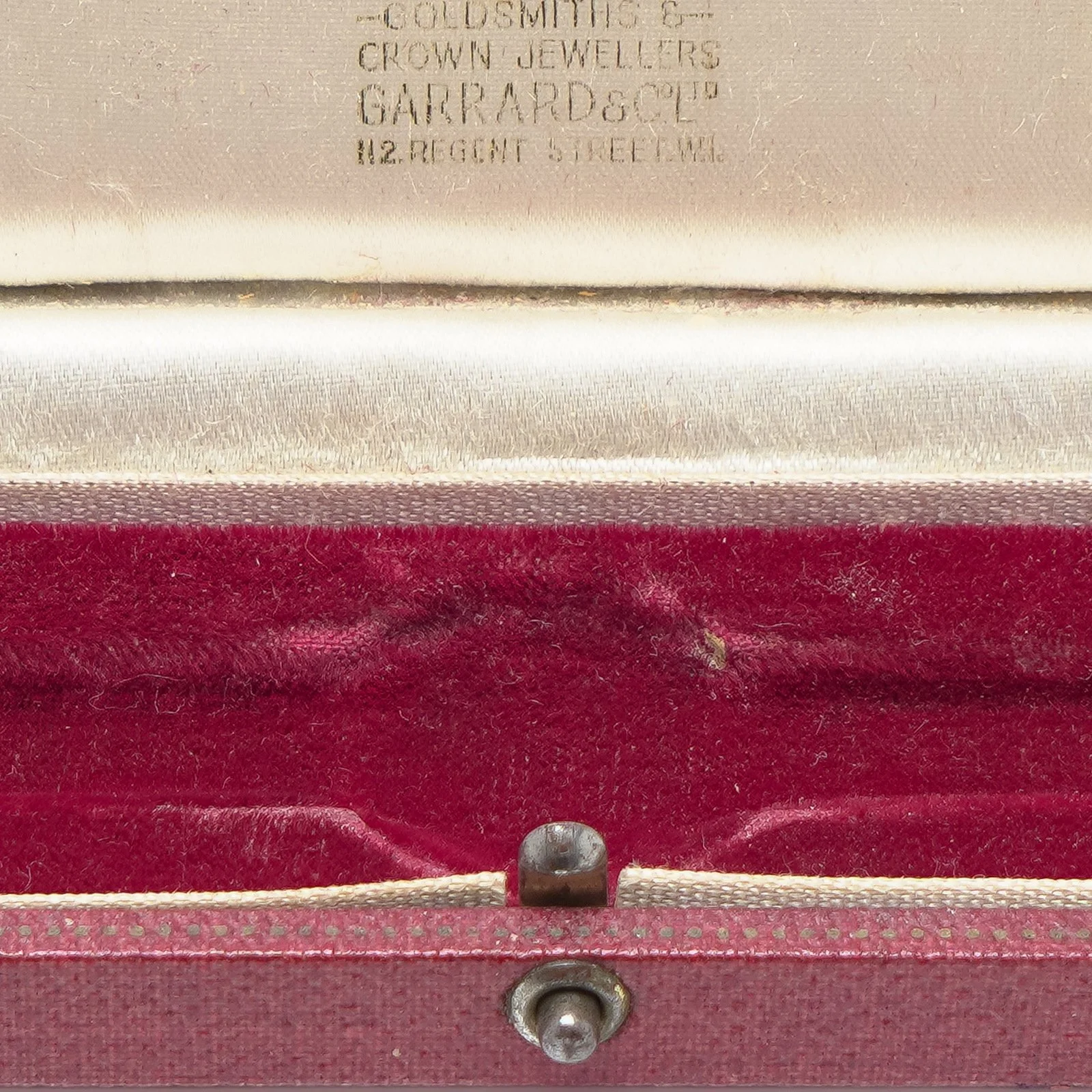 Vintage-Garrard-and-Co-Watch-or-Bracelet-Presentation-Box-112-Regent-Street-05-detail-fitted-tray.jpg