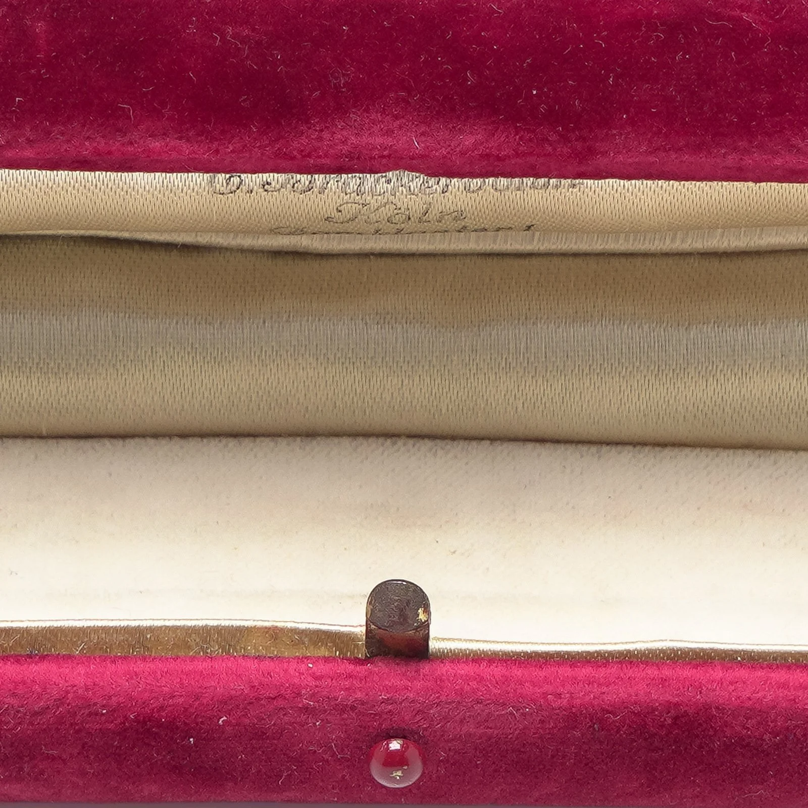 Vintage-Red-Velvet-Watch-or-Bracelet-Presentation-Box-Cologne-Jeweller-05-detail-interior.jpg