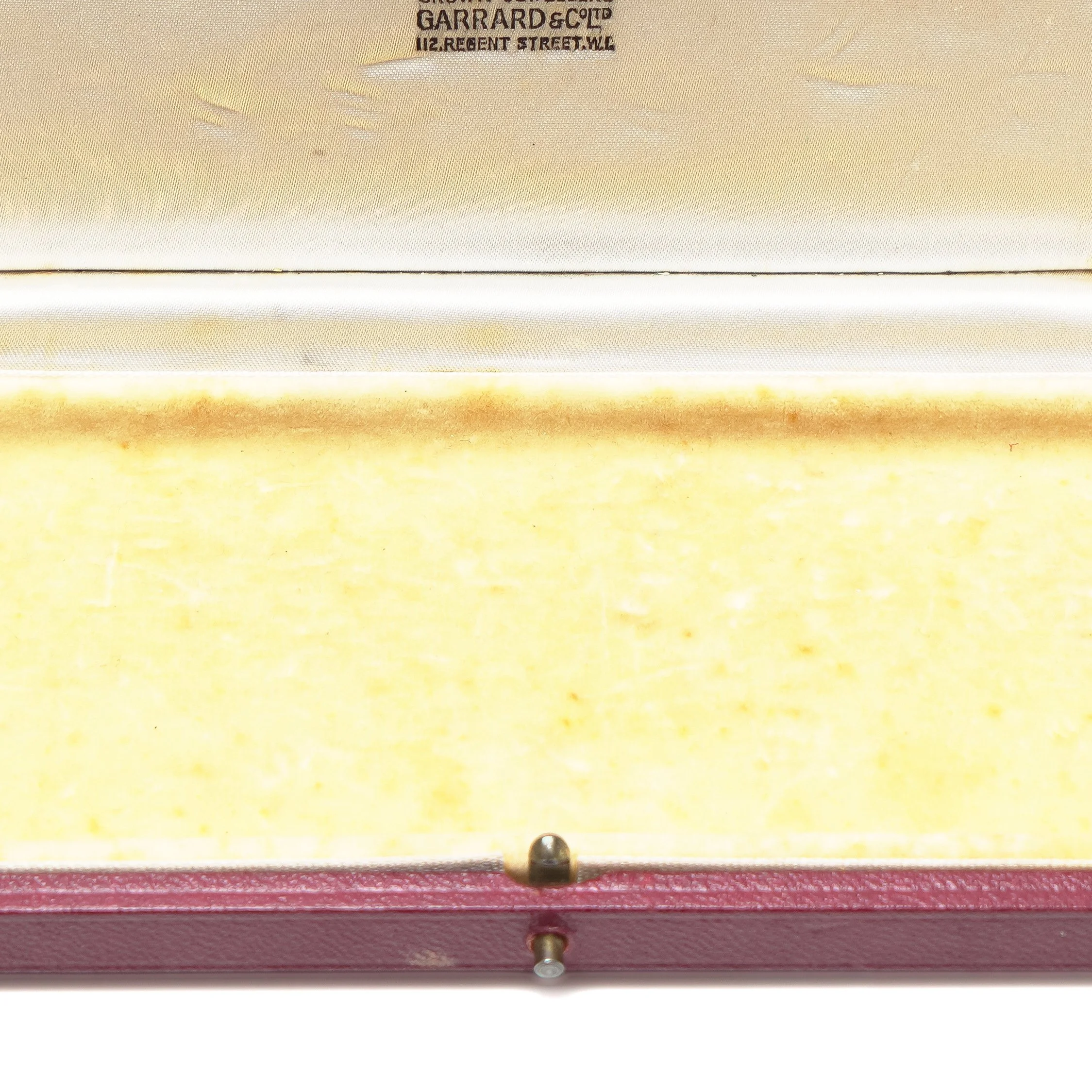 Vintage-Garrard-and-Co-Large-Jewellery-Presentation-Box-Crown-Jewellers-05-detail-velvet-pad.jpg