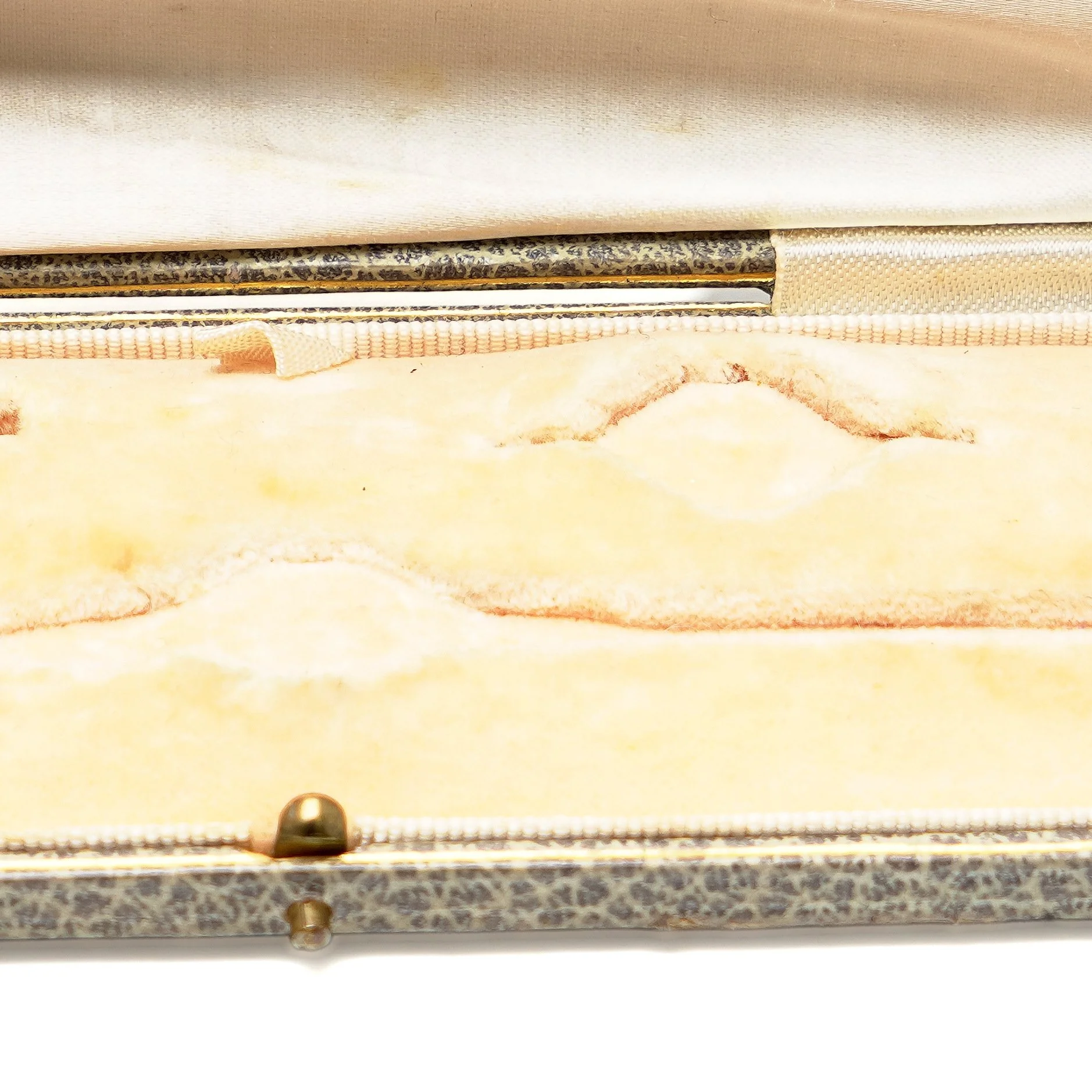 Antique-Fortnum-and-Mason-Watch-Brooch-and-Ring-Suite-Presentation-Box-06-detail-fitted-tray.jpg