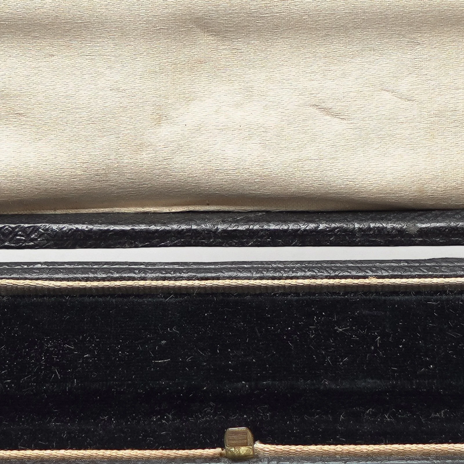 Antique-Long-Black-Leather-Necklace-Presentation-Box-06-detail-interior.jpg