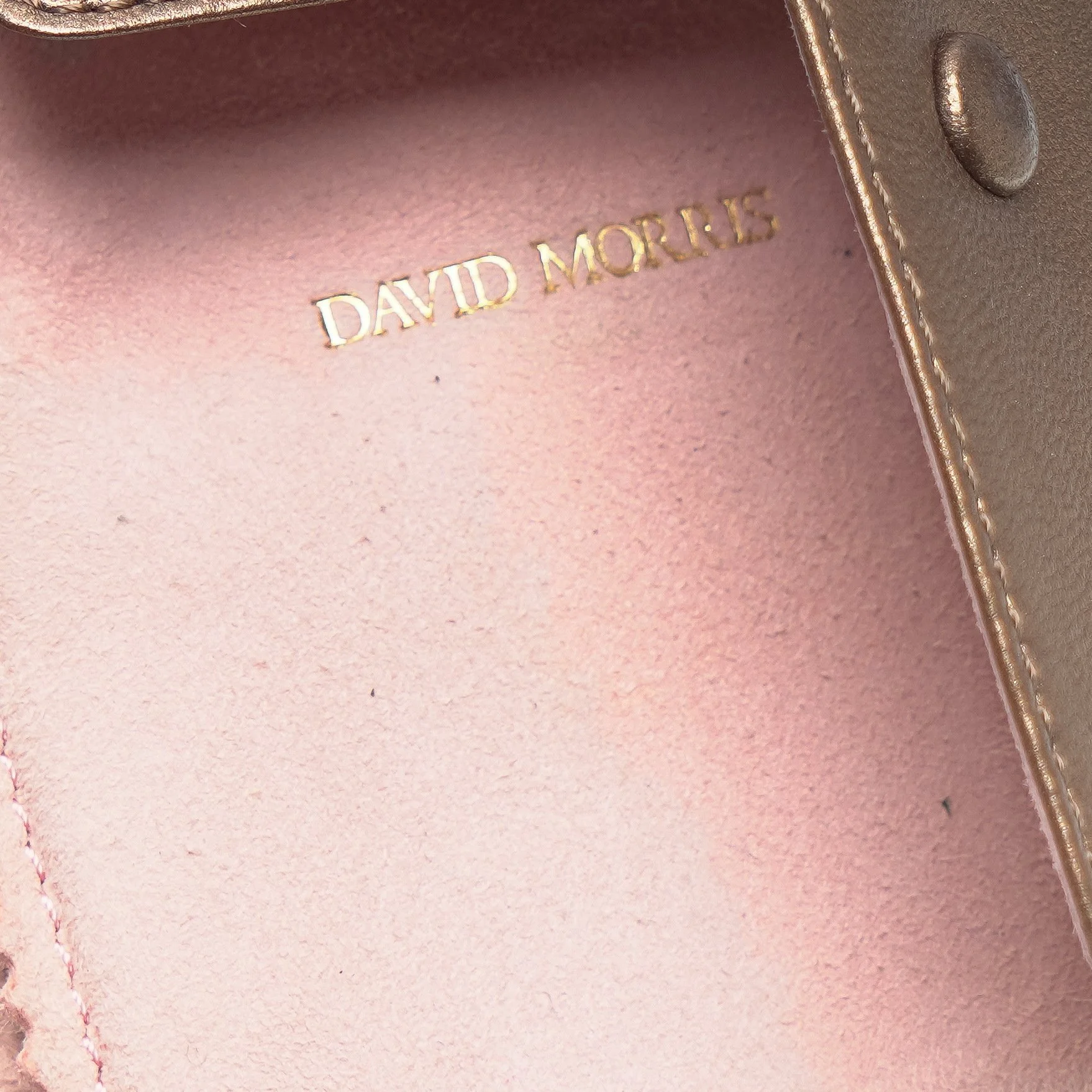 Vintage-David-Morris-Travel-Jewellery-Case-Bronze-Leather-05-detail-david-morris-signature.jpg