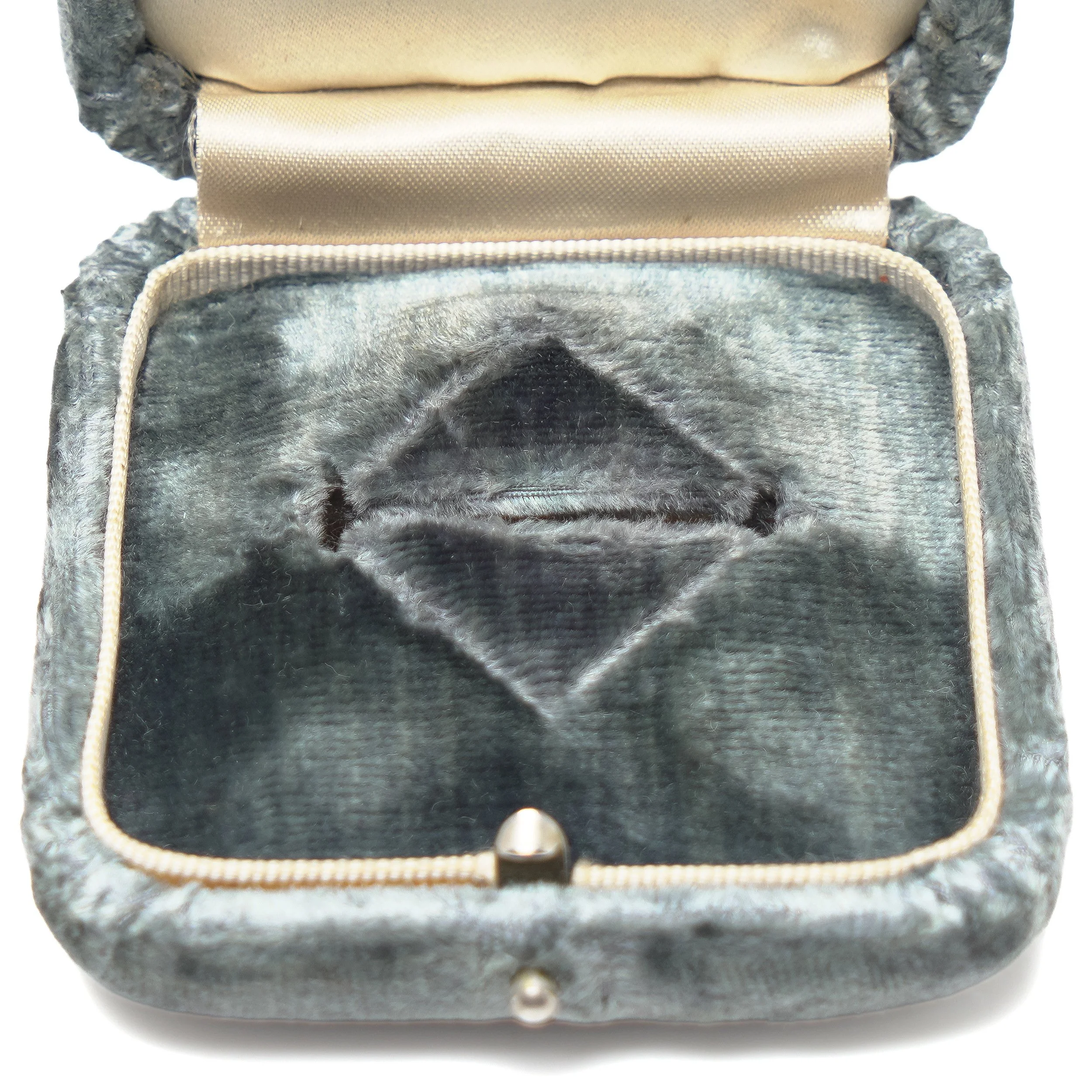 Vintage-Wartski-Brooch-Presentation-Box-Grafton-Street-London-06-detail-brooch-fitting.jpg