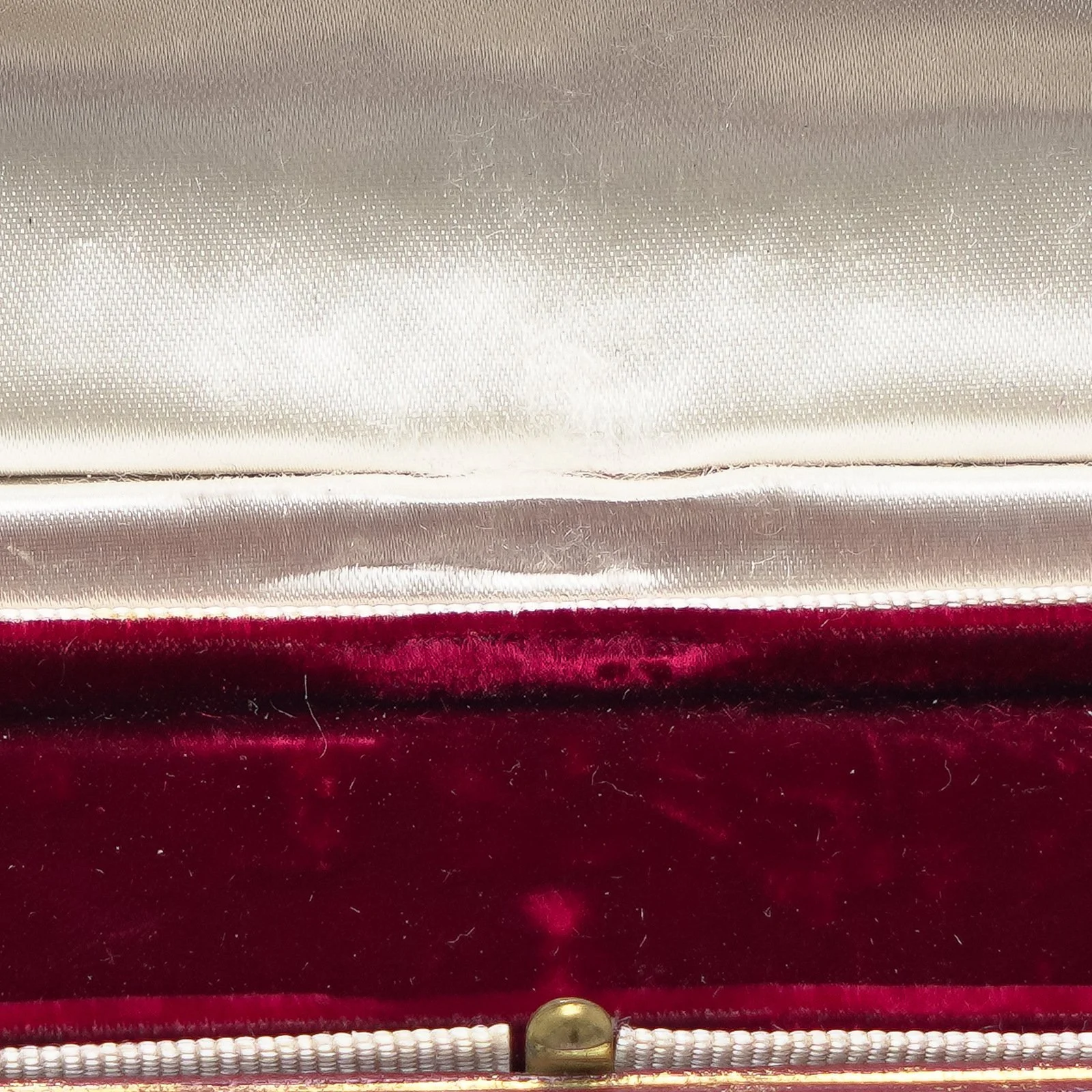 Antique-Burgundy-Leather-Bracelet-Presentation-Box-Gilt-Tooled-05-detail-interior.jpg