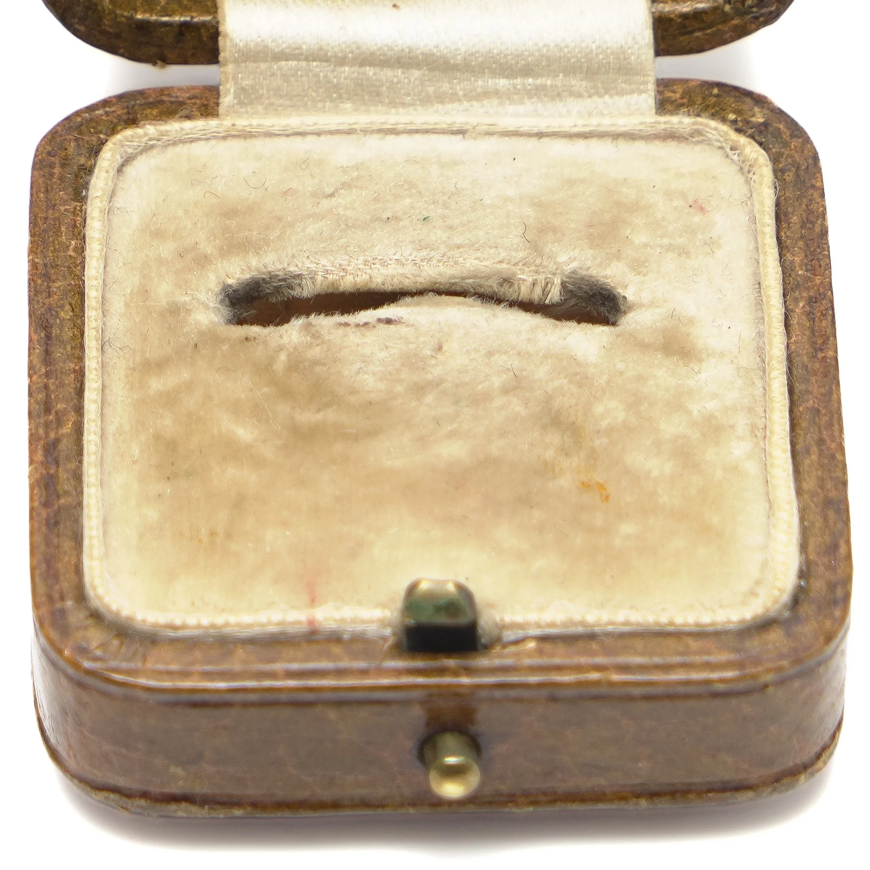 Vintage-1930s-Garrard-and-Co-Ring-Box-Calcutta-and-London-06-detail-ring-slot.jpg