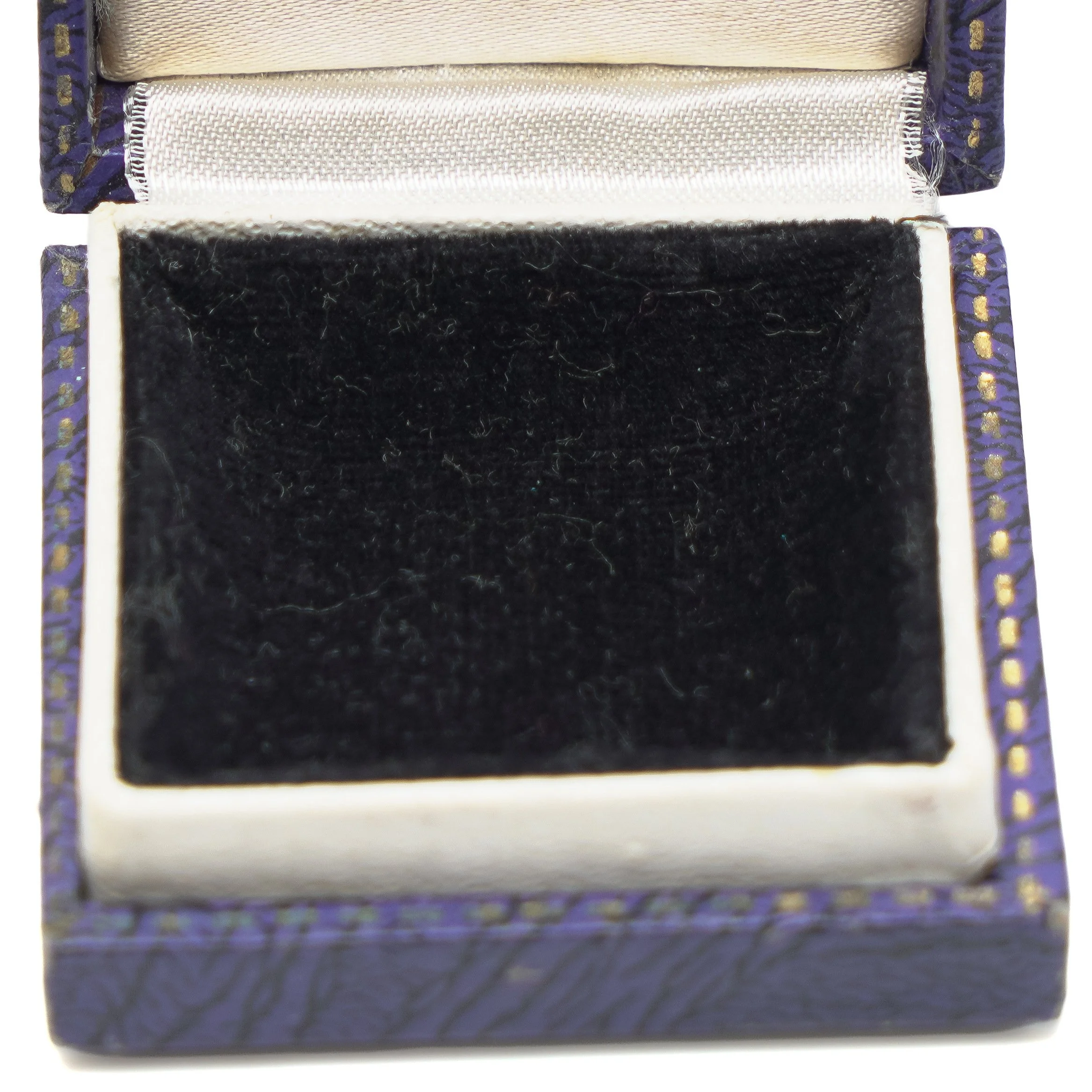 Vintage-Harrods-Jewellery-Presentation-Box-06-detail-velvet-pad.jpg