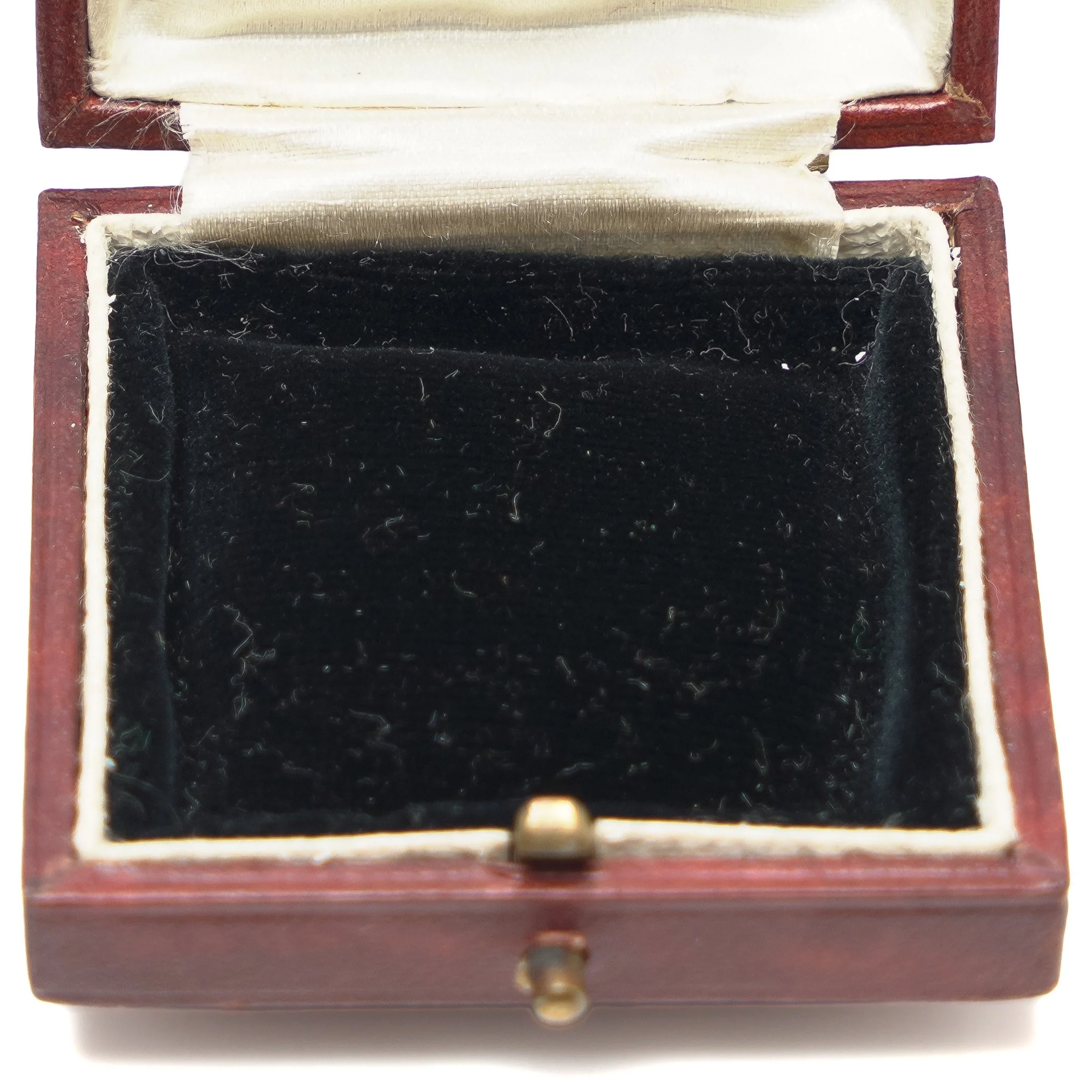 Vintage-D-Thomson-Jewellery-Box-Dunfermline-Watchmaker-and-Jeweller-06-detail-velvet-pad.jpg