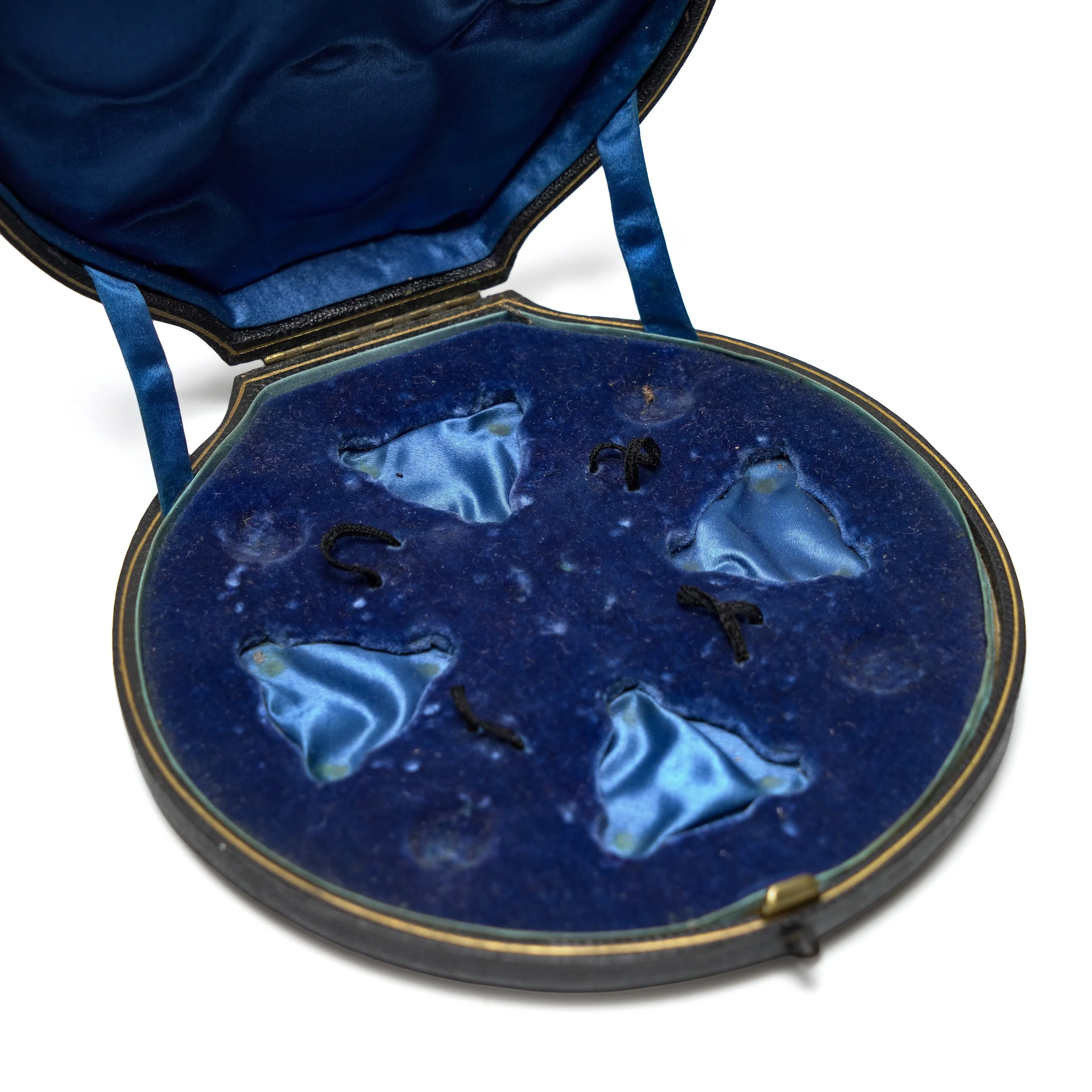 Antique-Goldsmiths-and-Silversmiths-Company-Fitted-Circular-Presentation-Case-112-Regent-Street-07-4951.jpg