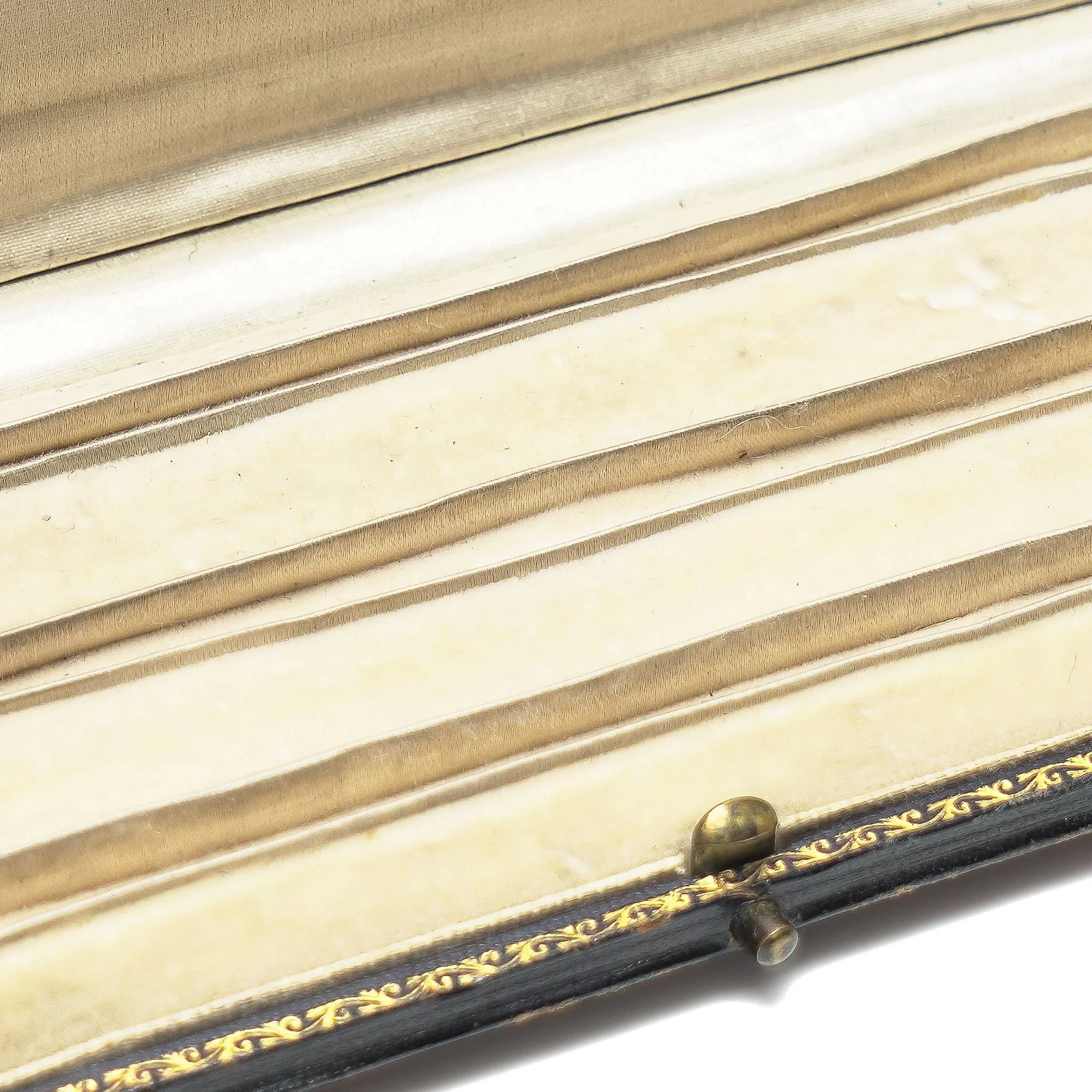 Antique-Mallett-Necklace-Presentation-Box-The-Octagon-Bath-and-New-Bond-Street-06-detail-necklace-channel.jpg
