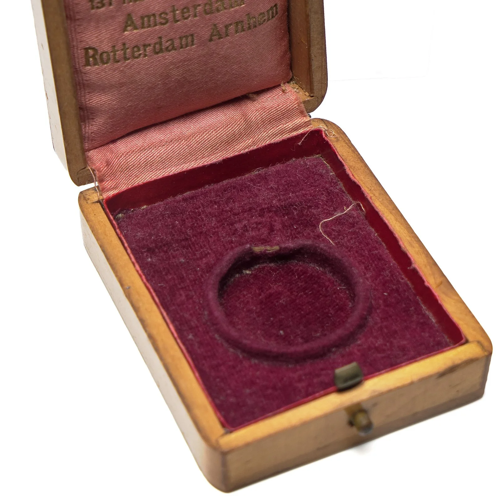 Antique-H-A-B-Bouchette-Wooden-Coin-or-Pendant-Box-Amsterdam-05-detail-coin-well.jpg