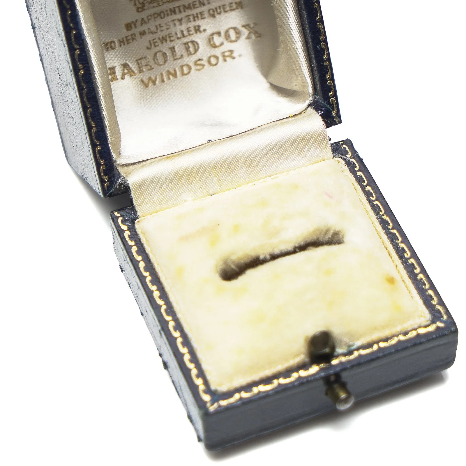 Vintage-Harold-Cox-Ring-Box-Windsor-Royal-Warrant-05-detail-ring-slot.jpg