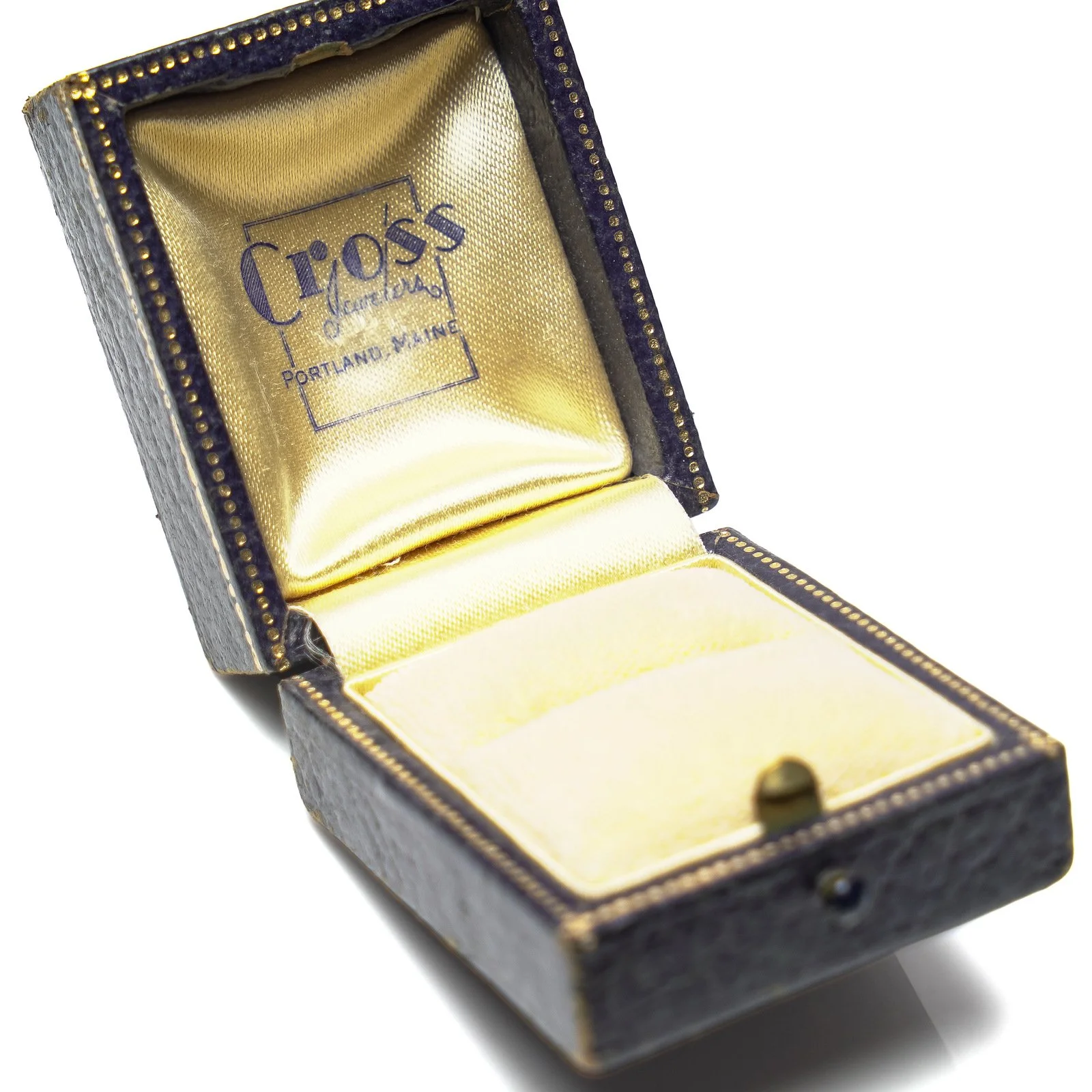 Vintage-Cross-Jewelers-Ring-Box-Portland-Maine-06-detail-ring-slot.jpg