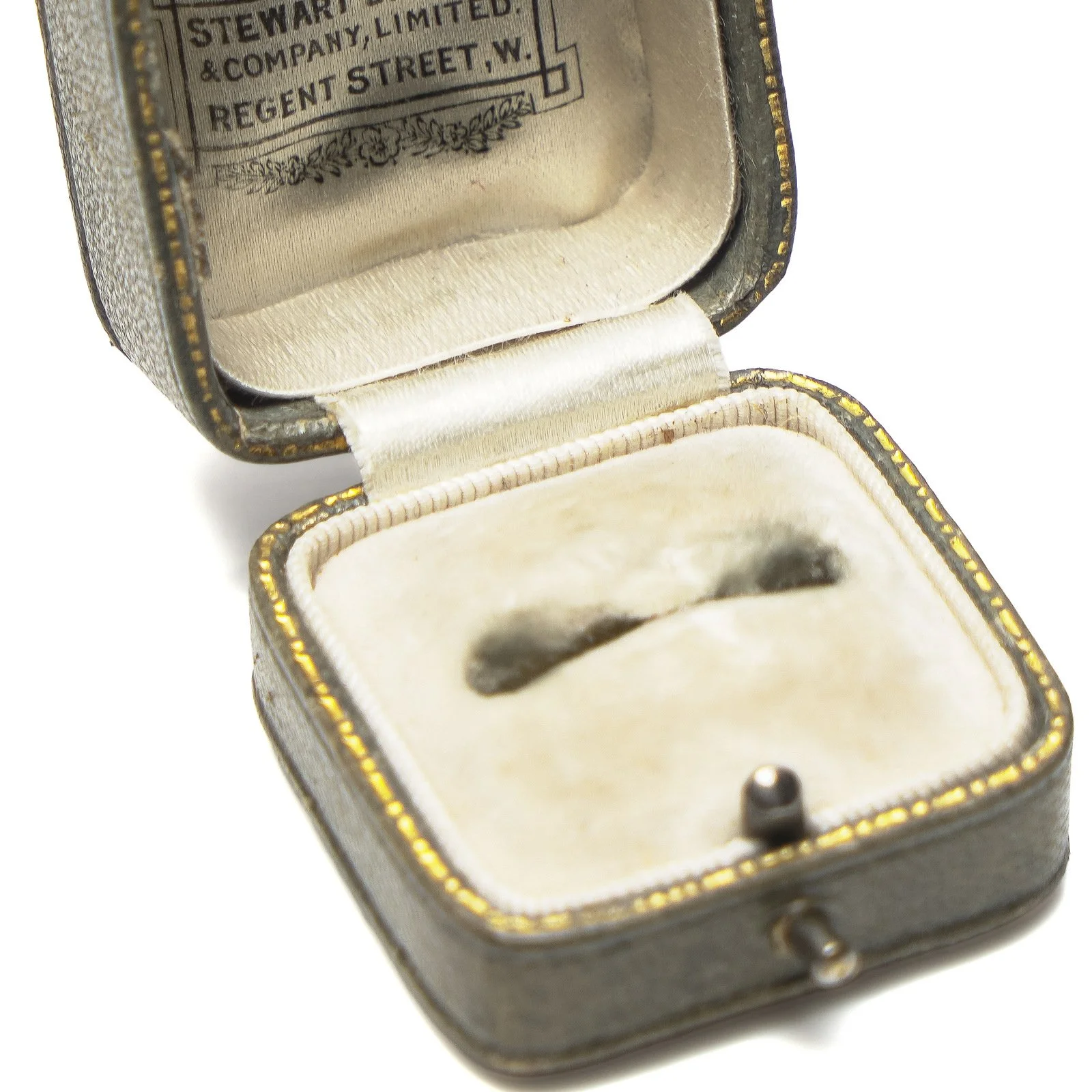 Antique-Stewart-Dawson-and-Co-Ring-Box-Regent-Street-London-06-detail-ring-slot.jpg