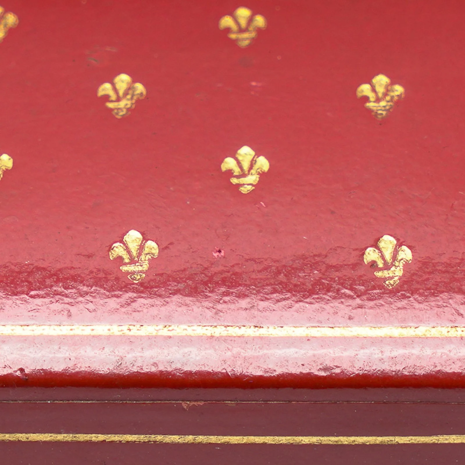 Vintage-Italian-Red-Leather-Jewellery-Box-Gilt-Tooled-05-detail-gilt-tooled-lid.jpg
