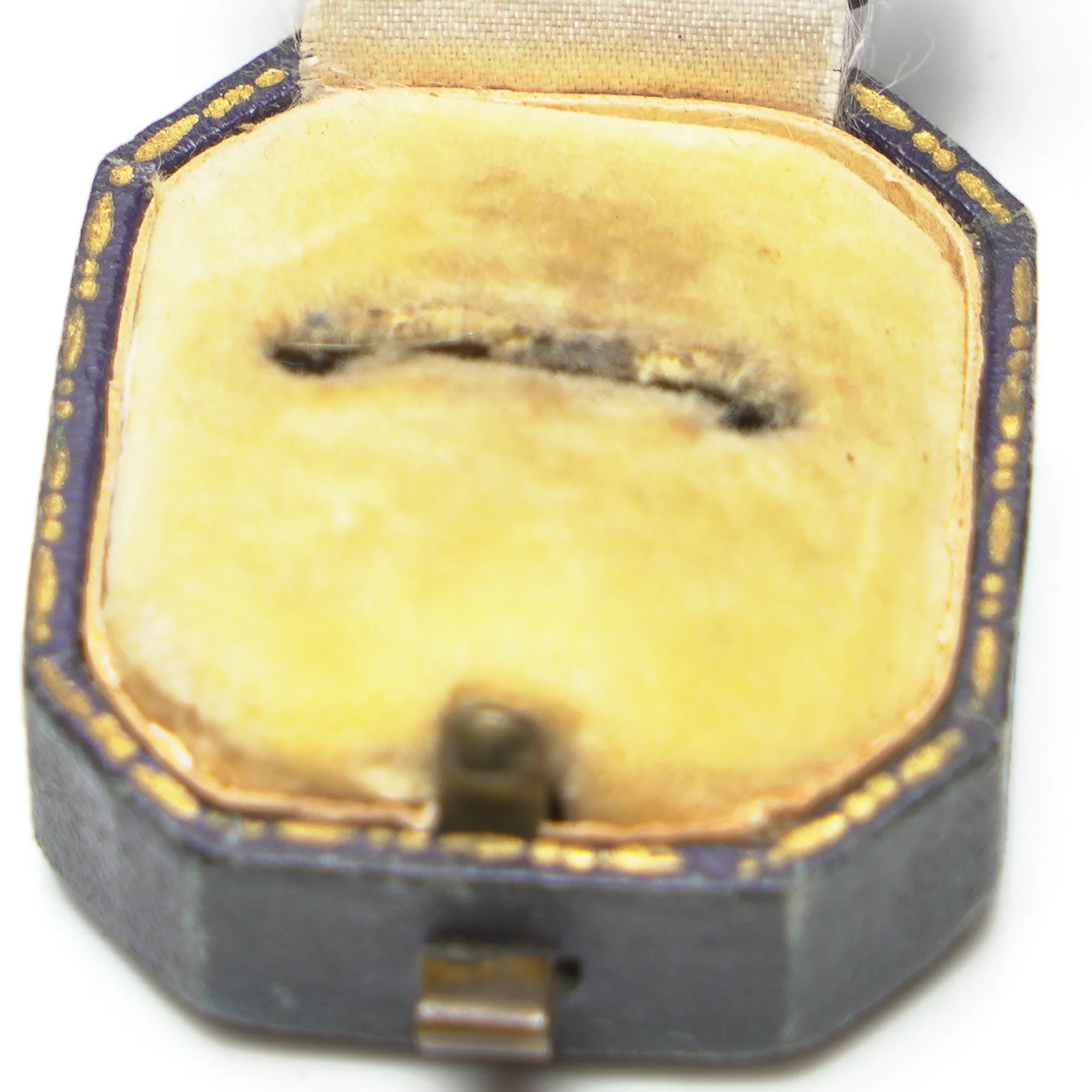 Antique-Austin-Balsom-Reading-Ring-Box-Octagonal-06-detail-ring-slot.jpg