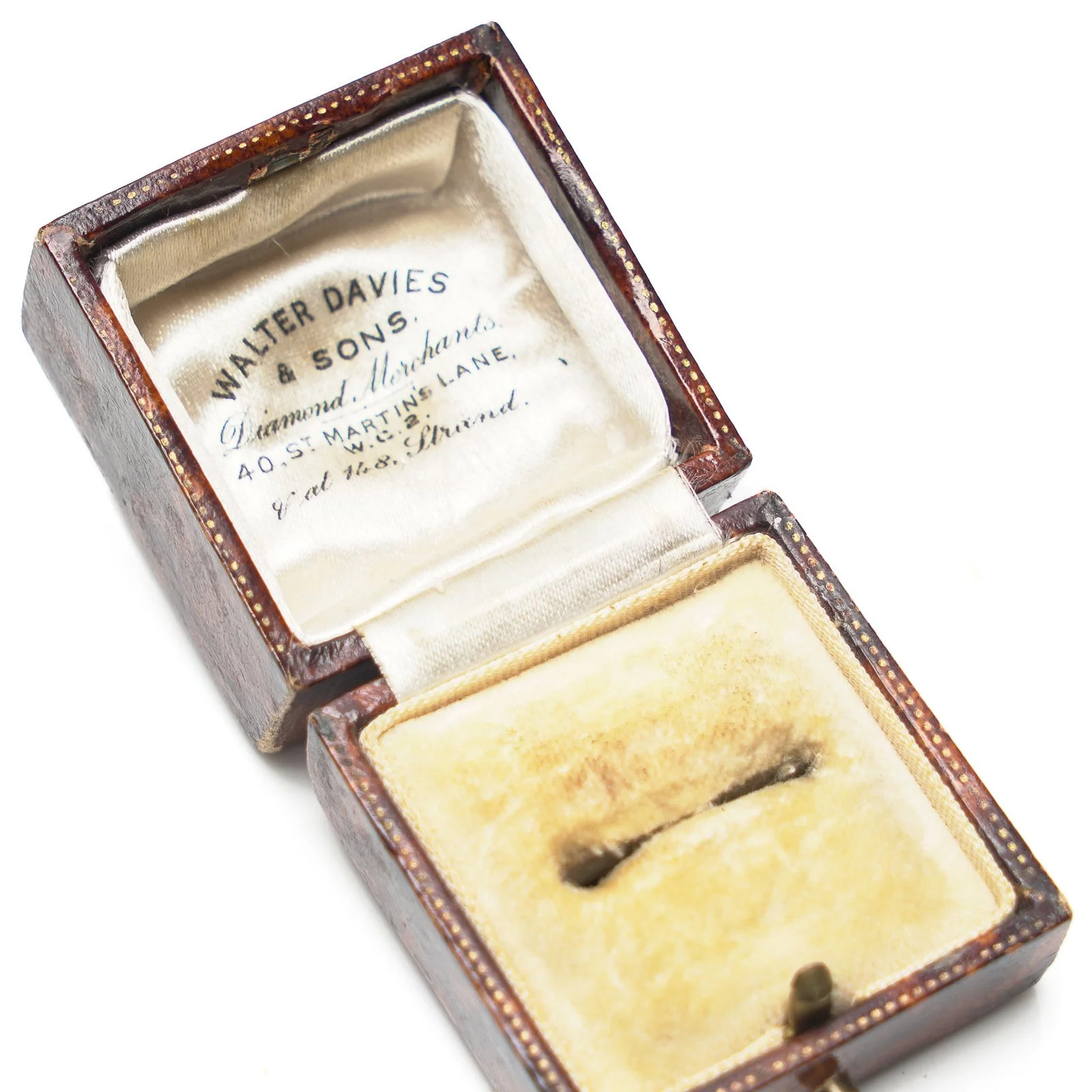 Antique-Walter-Davies-and-Sons-Diamond-Merchants-Ring-Box-London-05-detail-walter-davies-signature.jpg