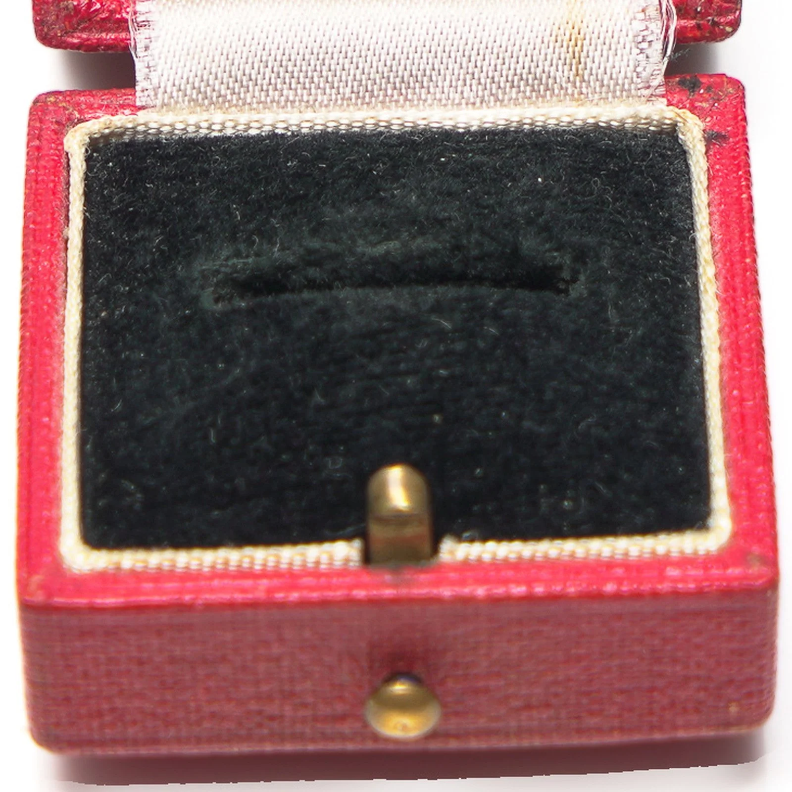 Vintage-Hunt-and-Roskell-Old-Bond-Street-Ring-Box-Red-Leather-06-detail-ring-slot.jpg