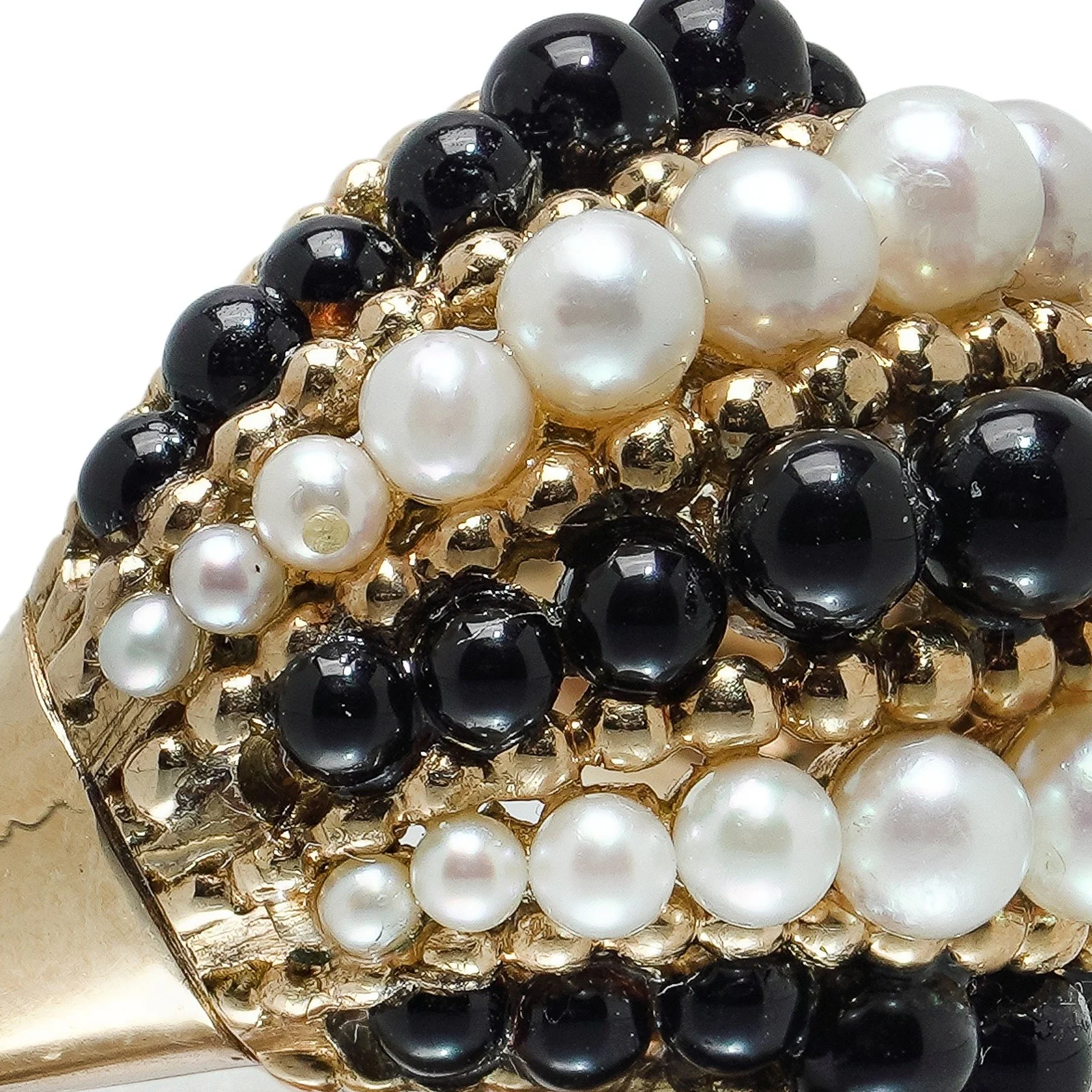 Van Cleef & Arpels 18KT Gold Pearl and Onyx Bombé Ring, close-up 2