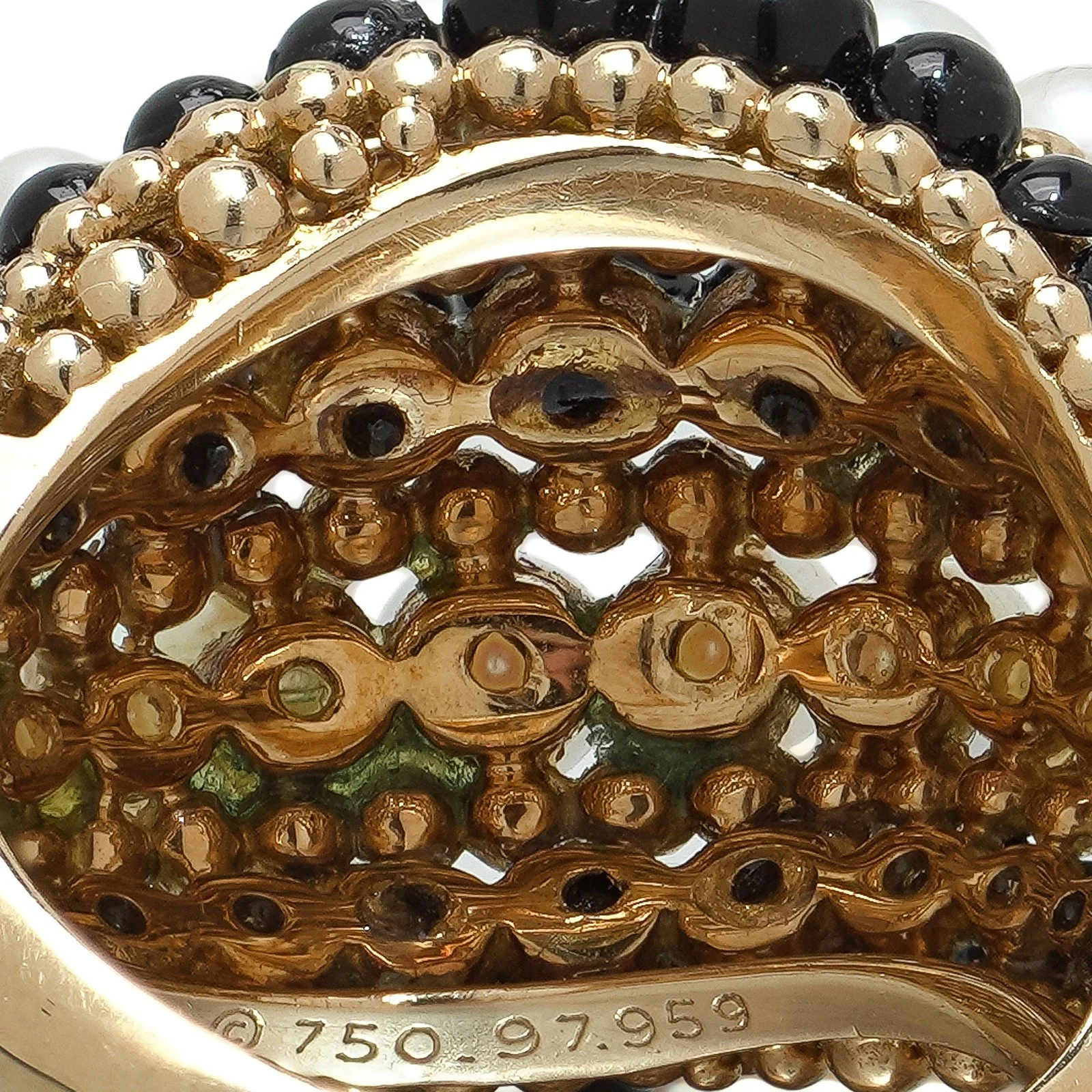 Van Cleef & Arpels 18KT Gold Pearl and Onyx Bombé Ring, close-up 3