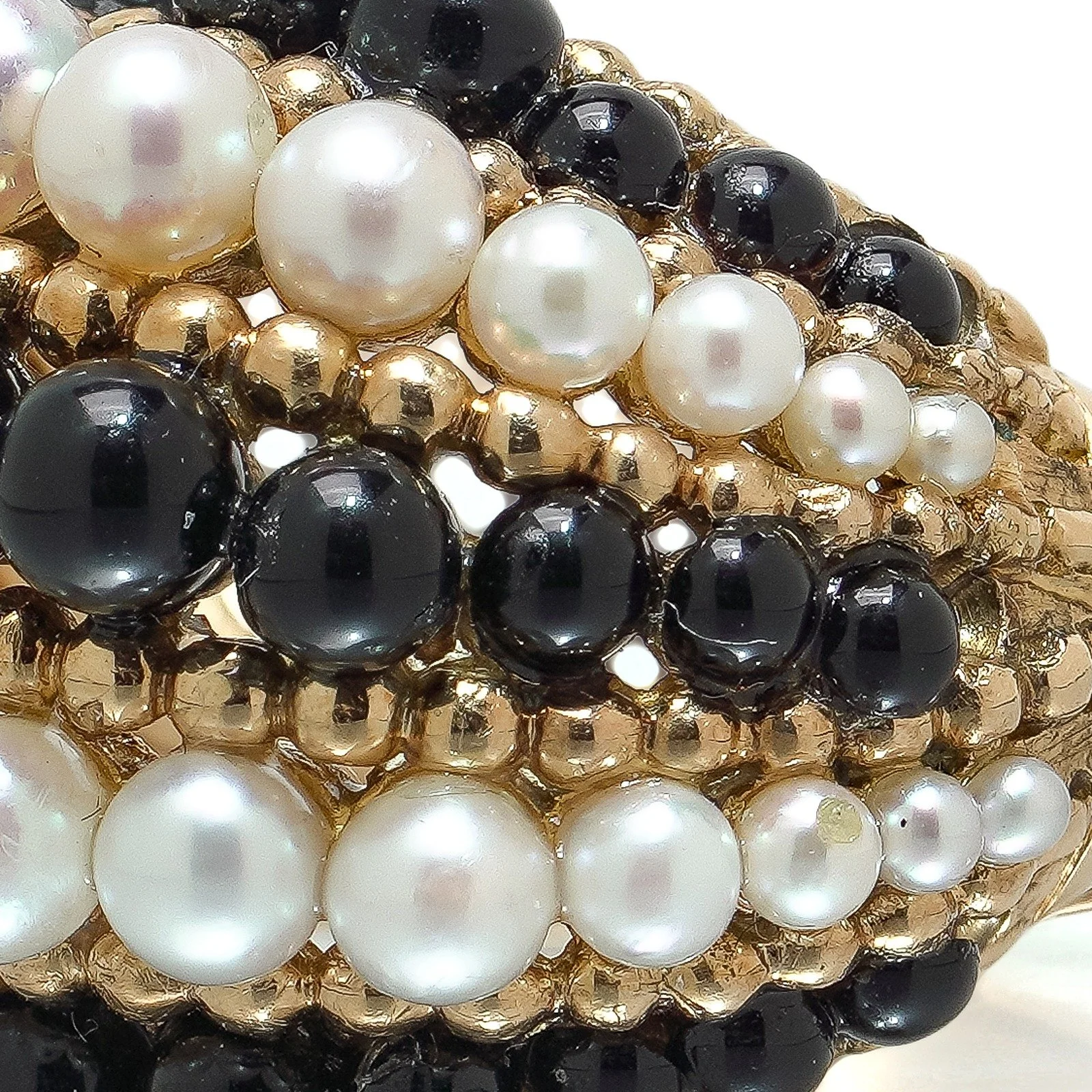 Van Cleef & Arpels 18KT Gold Pearl and Onyx Bombé Ring, close-up 4