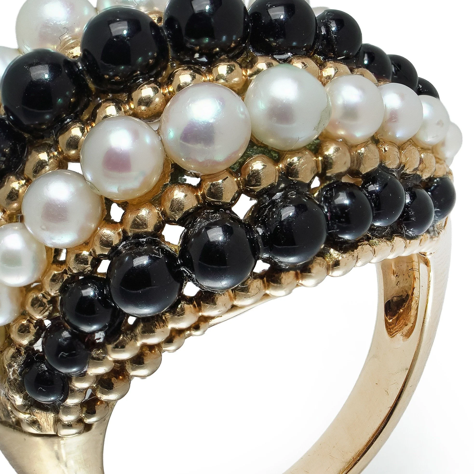 Van Cleef & Arpels 18KT Gold Pearl and Onyx Bombé Ring, close-up 5