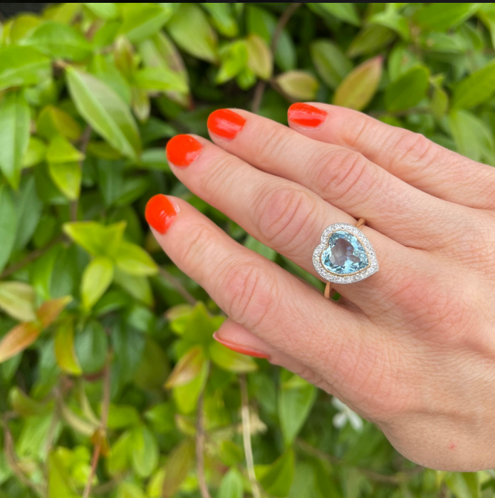 Edwardian 18kt yellow gold ladies ring with heart cut 6.00 cts. aquamarine and diamonds