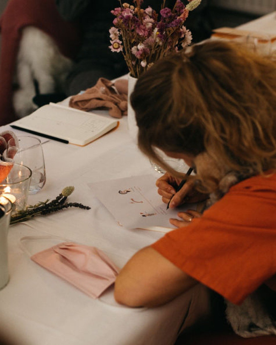 🧡 Mama, jij mag ook eens op adem komen.
In de workshop De kracht van het moederschap kies je voor jezelf &ndash; zonder schuldgevoel.
We laten verwachtingen los, versterken wat werkt en cre&euml;ren ruimte voor zachtheid.
Samen met een kleine groep 