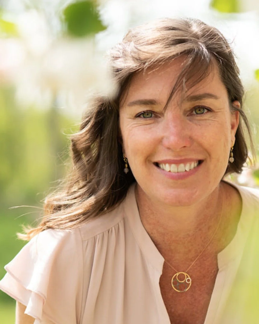 🌸 Mom Date: Love Language &ndash; 17 oktober met Eve 🌸

Toen Eve mama werd, voelde ze hoe haar leven een diepe wending nam.
De geboorte van haar kinderen was niet alleen het begin van een nieuw hoofdstuk, maar ook van een innerlijke reis &ndash; vo