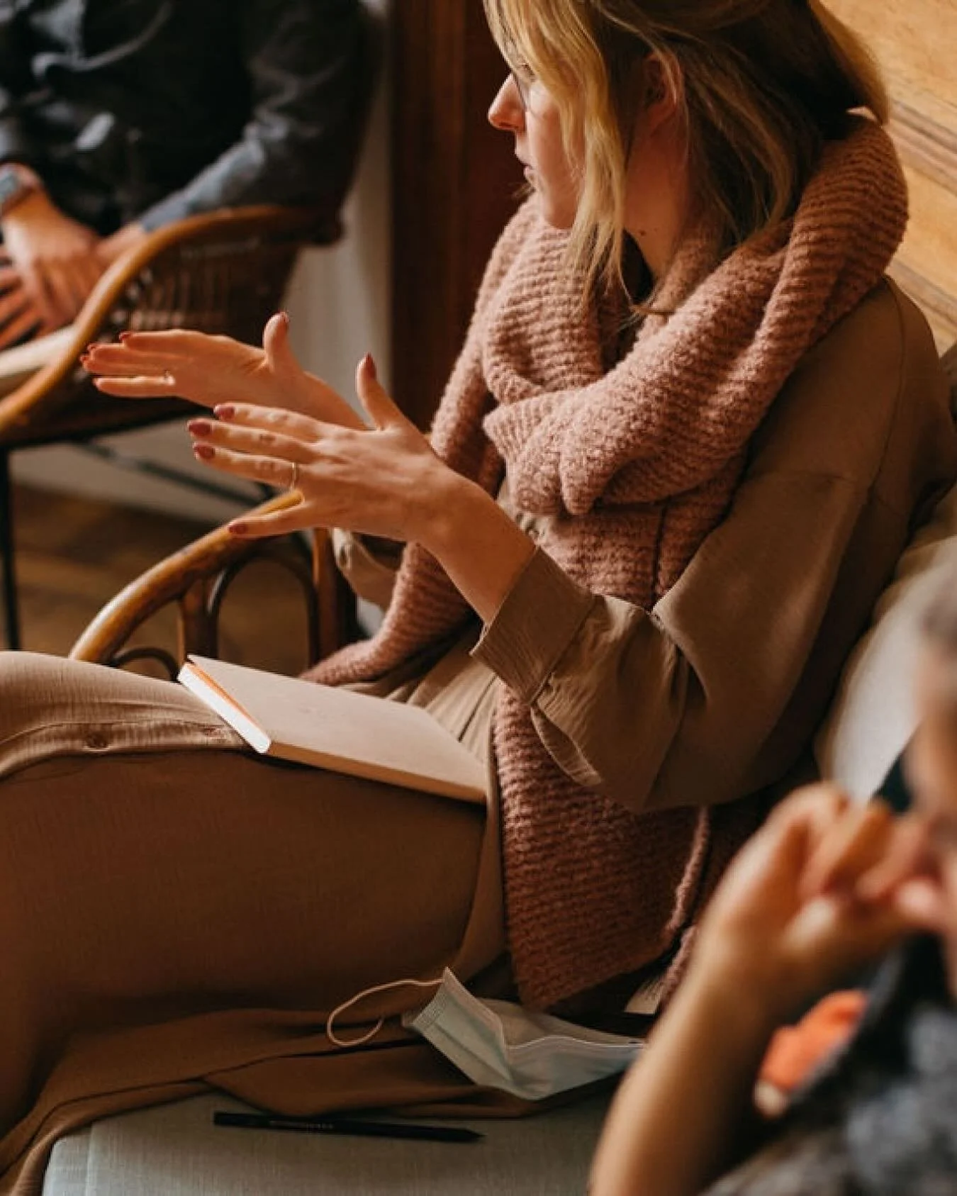 💞 Mom Date: Love Language: beter communiceren met je partner
⠀⠀⠀⠀⠀⠀⠀⠀⠀
Herken je het ook?
Je begint een gesprek met je partner, maar voor je het weet, verandert het in een discussie of ruzie&hellip; en blijf je met een gevoel van onbegrip achter.
Of