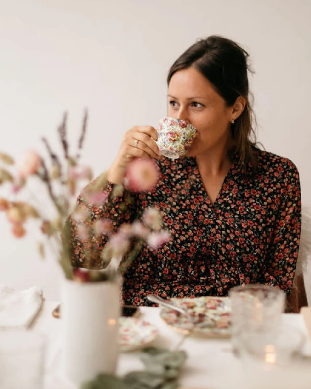 Ervaar je het moederschap soms ook als&hellip; veel?
Je houdt zielsveel van je kind(eren), maar eerlijk: soms is het gewoon overweldigend.
Goedbedoeld advies helpt niet altijd &mdash; en vaak voelt het alsof niemand &eacute;cht begrijpt hoe jij het b