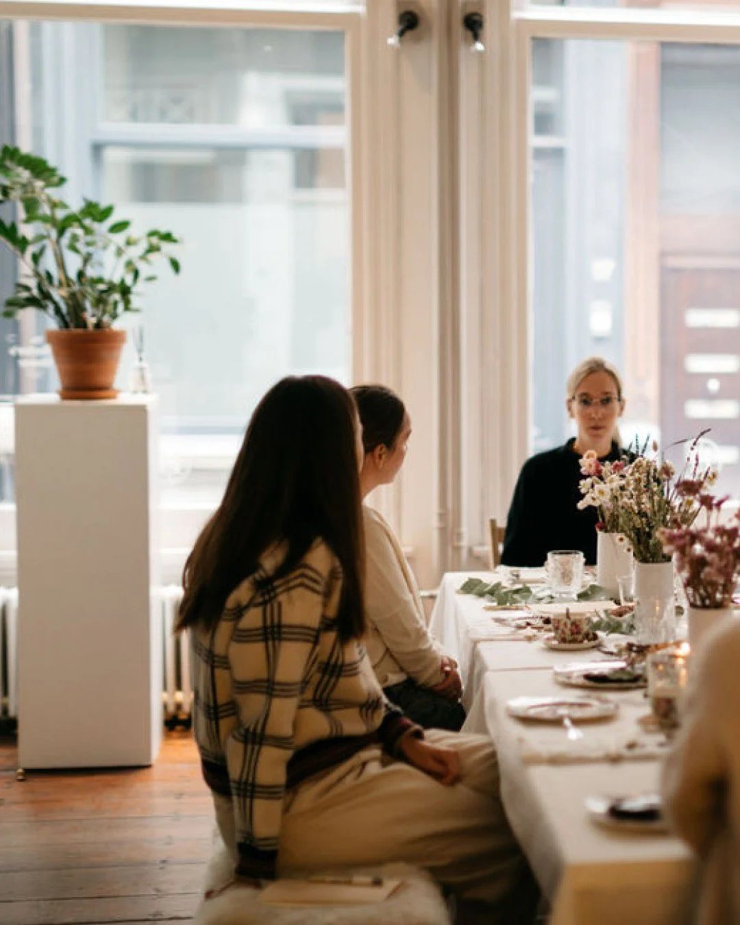 Ervaar je het moederschap met momenten ook als overweldigend?
Slaat goedbedoeld advies soms de bal mis?
Of voel je dat je even wat handvaten kan gebruiken om dicht bij jezelf te blijven als mama?
Dan is Mamalogy er voor jou. 💛
In een kleine, vaste