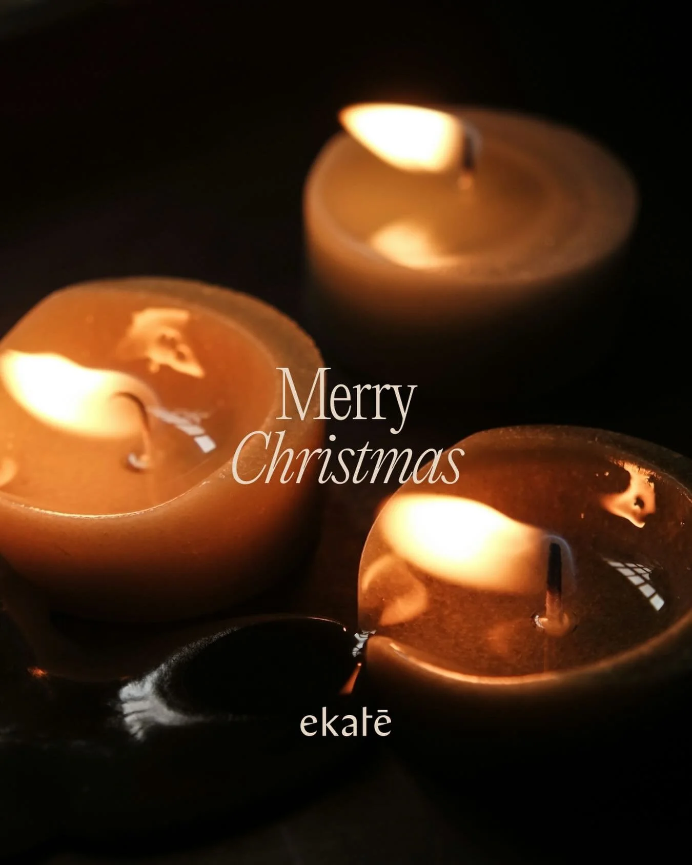 Kerstmis nodigt uit tot vertragen.
Even stilstaan. Voelen wat er is.
Misschien was dit jaar intens, misschien hoopvol, misschien alles tegelijk.

In deze dagen van licht en nabijheid wensen we jullie momenten van rust, verbinding en warmte. Met jezel