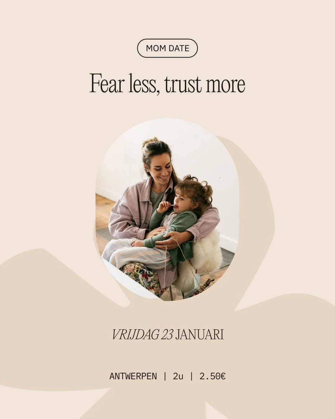 Opvoeden in vertrouwen vraagt soms meer moed dan beschermen.

Als ouder willen we onze kinderen beschermen.
Tegen pijn, angst, falen. Vanuit liefde. Vanuit zorg.

En toch merken veel mama&rsquo;s dat die bescherming soms zwaar wordt.
Dat waakzaam zij