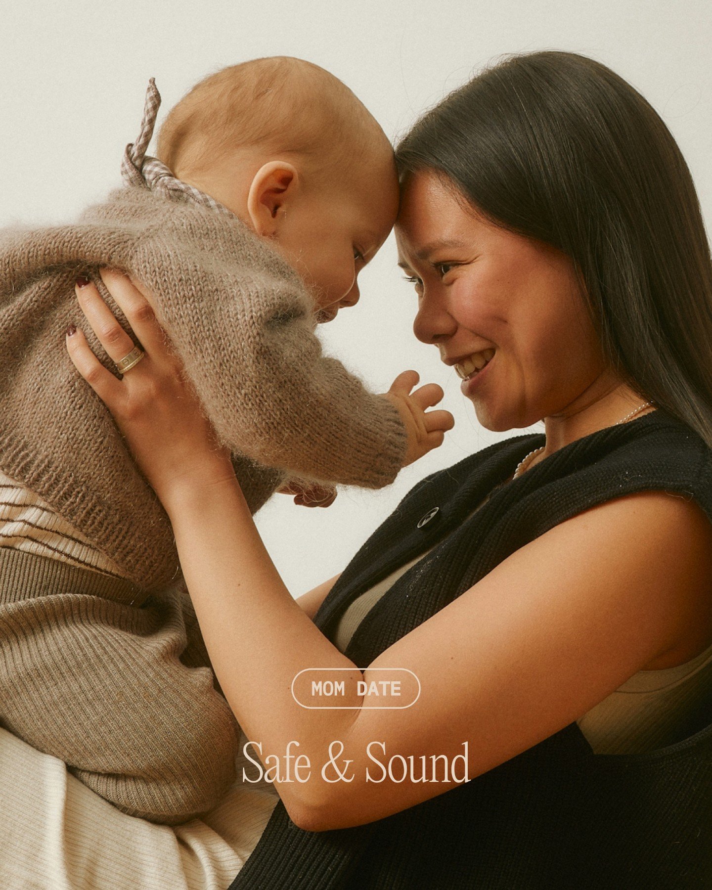 Gehechtheid ontstaat niet alleen in de grote momenten.
Ze groeit in het alledaagse: in een blik, een aanraking, een troostende stem.

Jonge kinderen zoeken voortdurend hun weg tussen nabijheid en afstand.
Tussen vasthouden en loslaten.
En dat kan vra