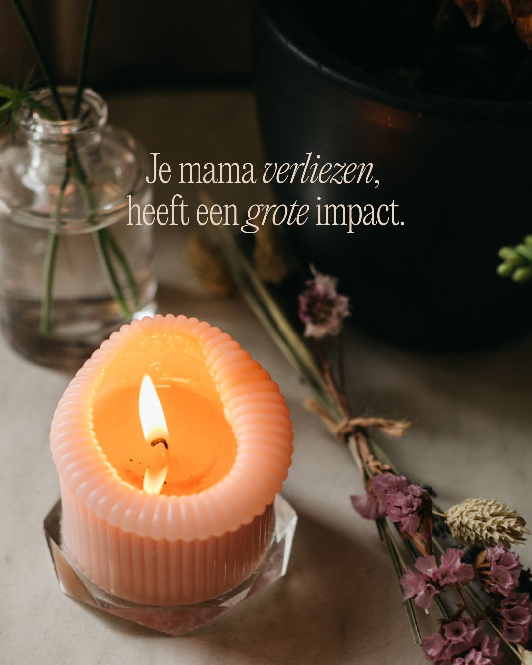 Je mama verliezen, zeker wanneer dat (te) vroeg gebeurt, laat sporen na die diep verweven raken met je leven. Het is een gemis dat vaak stil aanwezig blijft, soms op de achtergrond, en dan weer onverwacht naar voren treedt. Zelfs wanneer de buitenwer