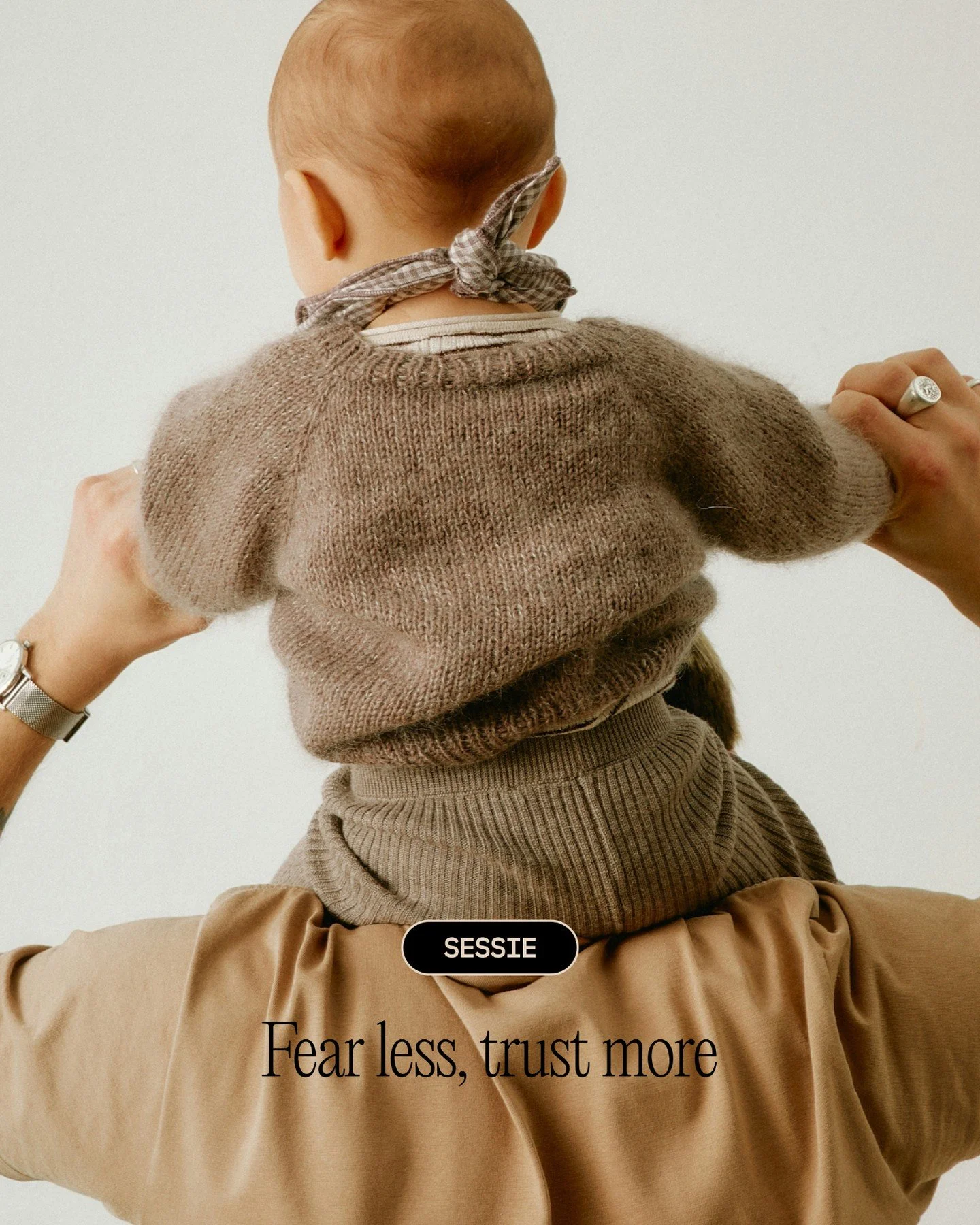 🤍 SESSIE: Fear Less, Trust More
Over loslaten &amp; opvoeden in vertrouwen

Als ouder willen we onze kinderen beschermen tegen pijn, angst en falen. Maar soms raken we zo gericht op veiligheid, dat er weinig ruimte overblijft voor vertrouwen in hun 