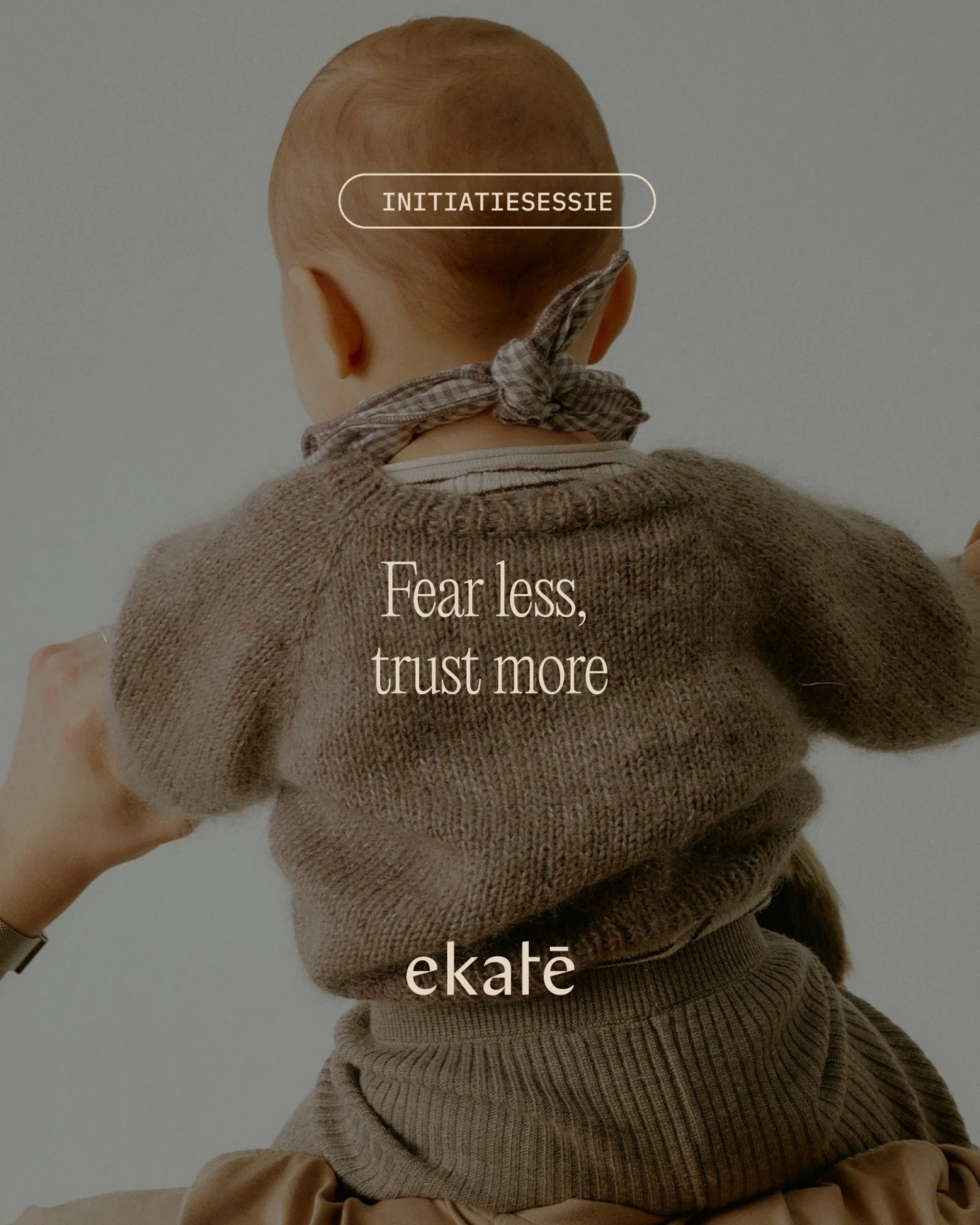 We willen onze kindjes beschermen. Maar soms laat beschermen weinig ruimte voor vertrouwen.

Als ouder doe je het met de beste intenties. En toch &mdash; herken je dat gevoel van altijd een stap voor willen zijn? Van ongemak willen vermijden, voor he