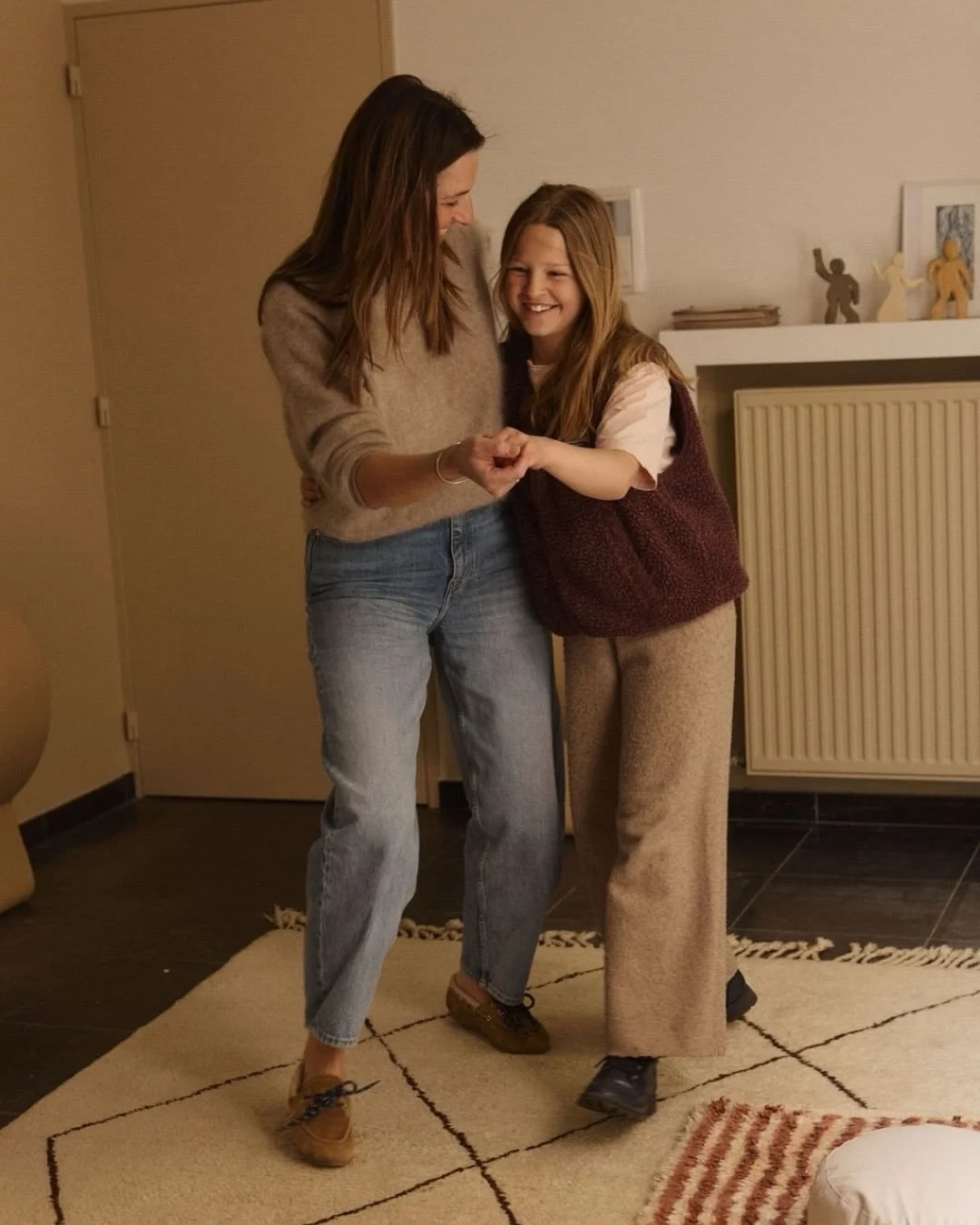 Lieve mama. 🤍
Wat een bijzonder wezen ben jij toch.
⠀⠀⠀⠀⠀⠀⠀⠀⠀
Je draagt zoveel. Zoveel liefde, zoveel zorg, zoveel kleine en grote momenten die vaak onopgemerkt voorbijgaan. Een blik, een aanraking, een troostende stem. Jij bent het fundament waar a