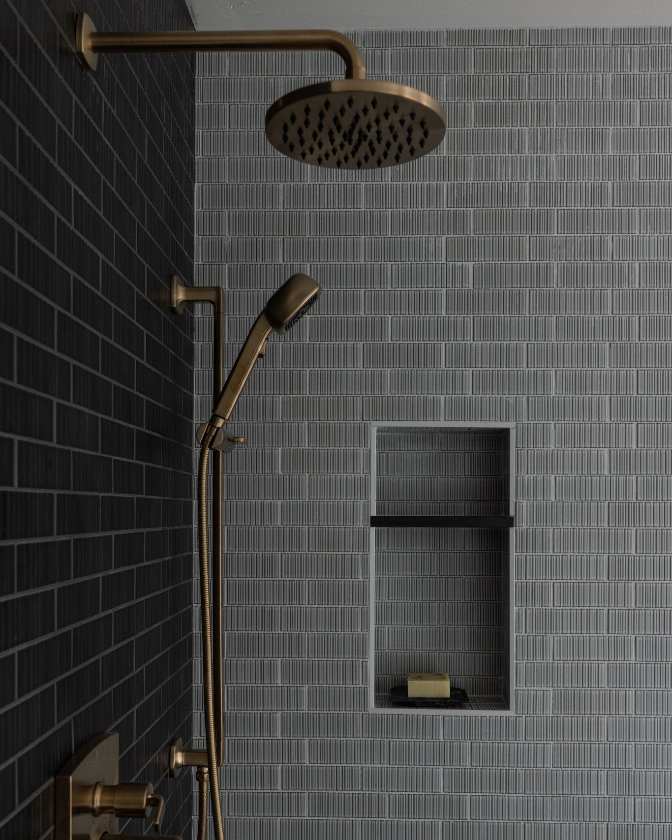 This shower finally gets its close-up. The @emsertile ornami glazed ceramic mosaic in kami white on the back wall and yuzen black on the plumbing wall provide contrast and texture to the luxe gold @brizofaucet kintsu plumbing fixtures. Elegant and mo