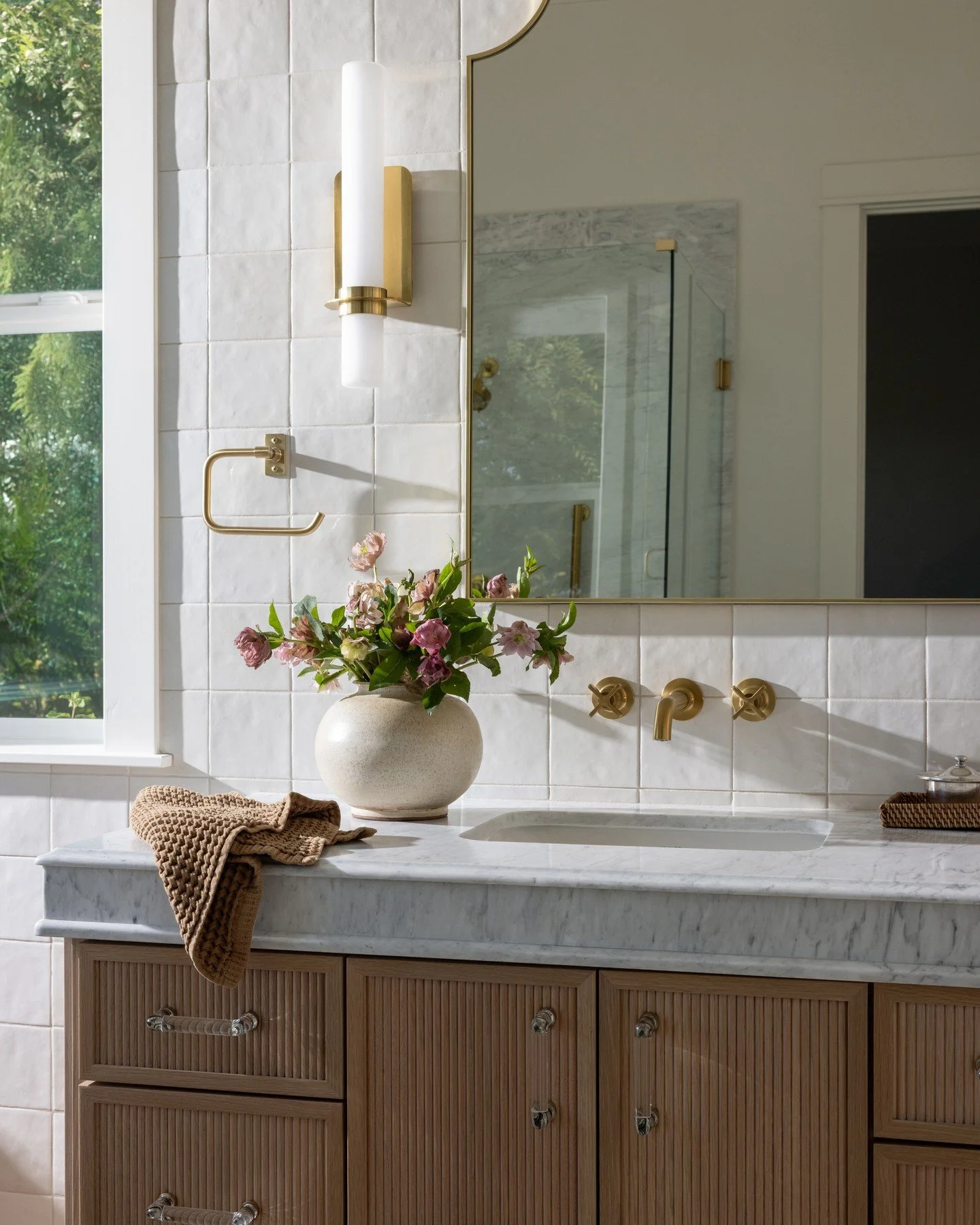 We loved this vanity already, but Nicole Dianne&rsquo;s magic with light took it to the next level.

📸: @nicolediannephoto

Stylist: @emilyairoso