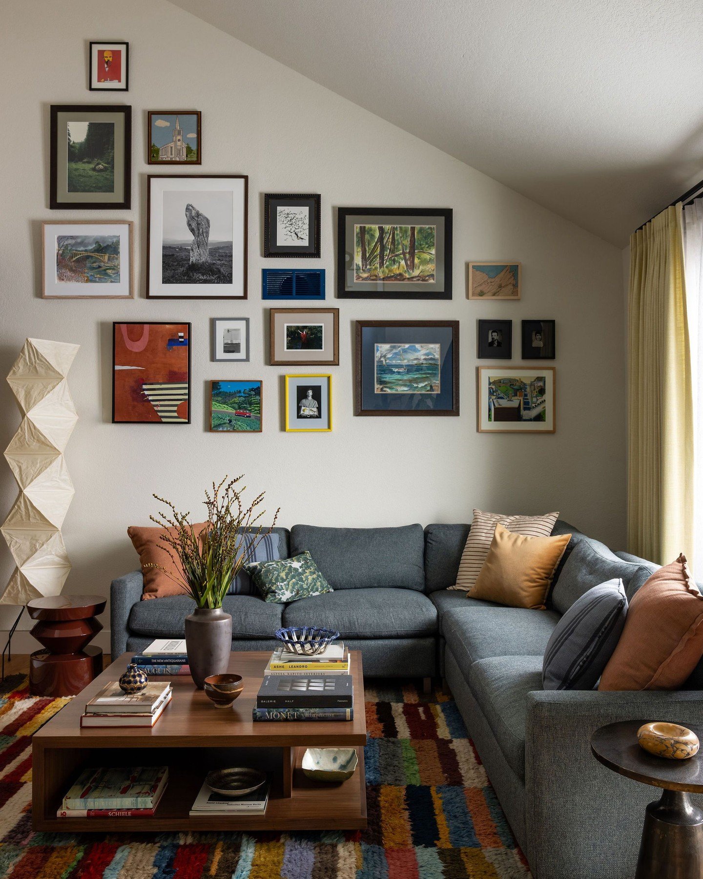 A gallery wall isn&rsquo;t easy to pull off, but the layered, personal feel makes it completely worth the effort.

📸: @stephanie___russo

Stylist: @emilyairoso