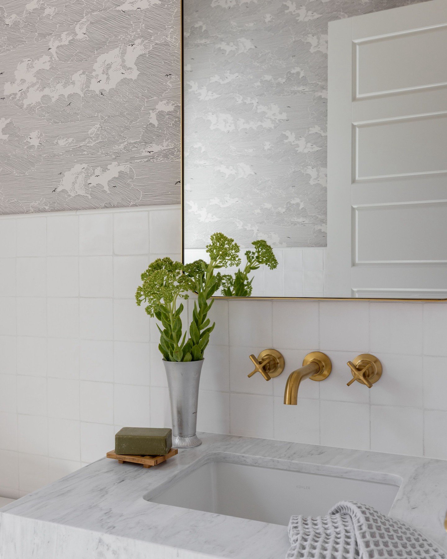 Sometimes the smallest rooms end up being the most fun- especially when a gorgeous piece of marble becomes the vanity.

📸: @nicolediannephoto

Stylist: @emilyairoso