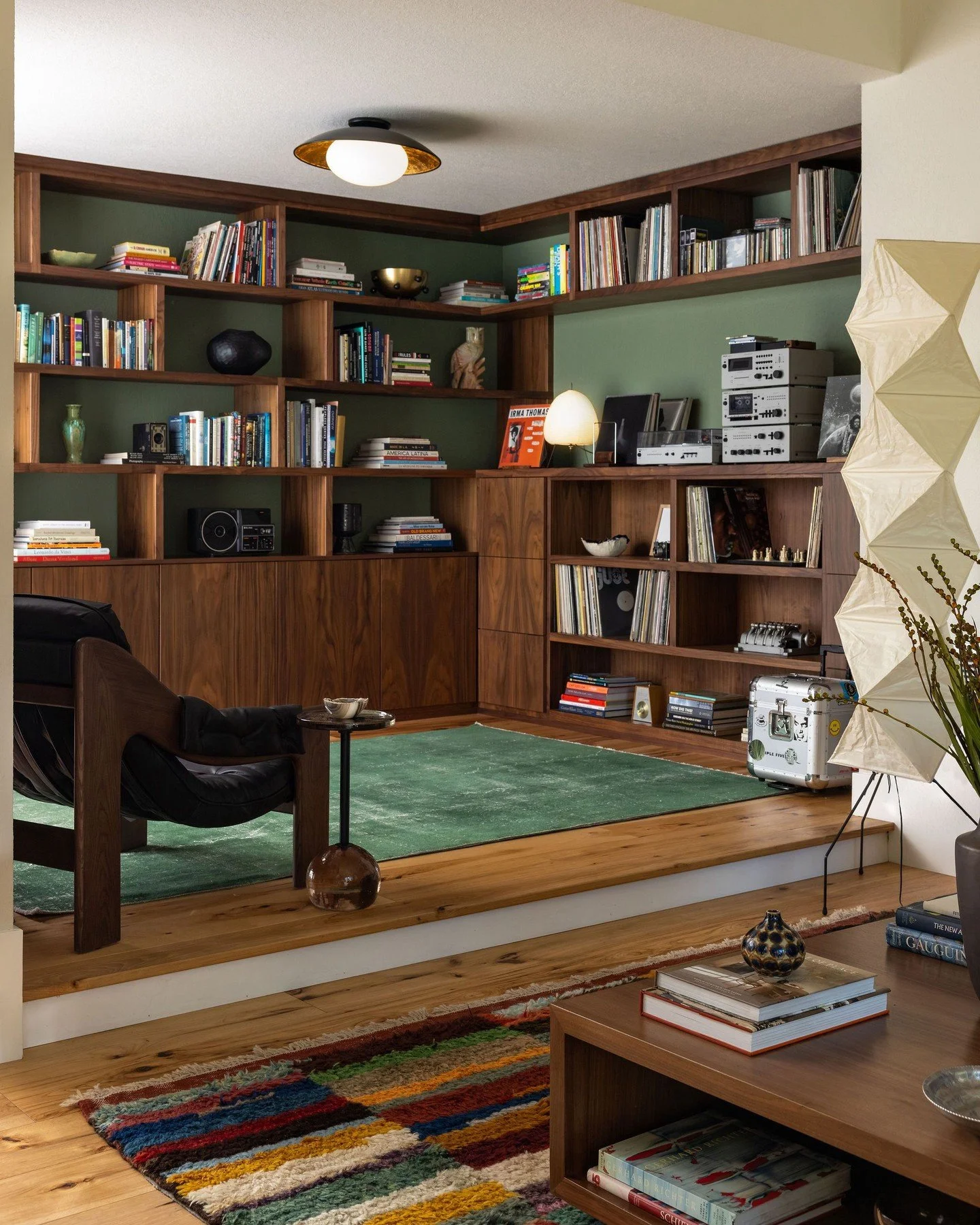 This room was designed for the days after the holidays, when there&rsquo;s nowhere to be and nothing to rush.

📸: @stephanie___russo

Stylist: @emilyairoso