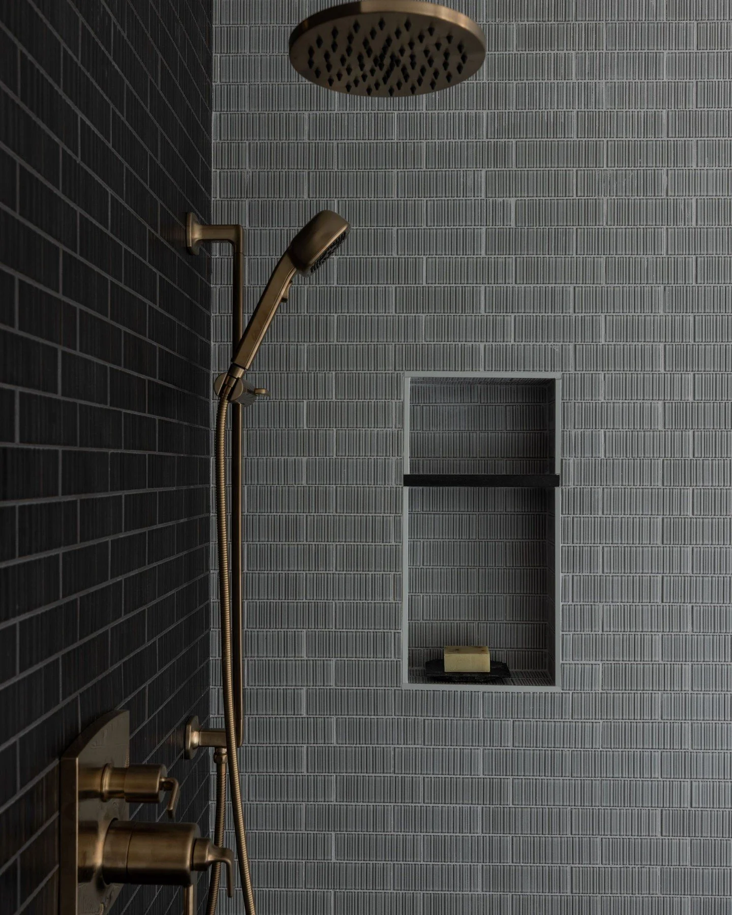 High contrast with a touch of glam never fails. 

📸: @nicolediannephoto