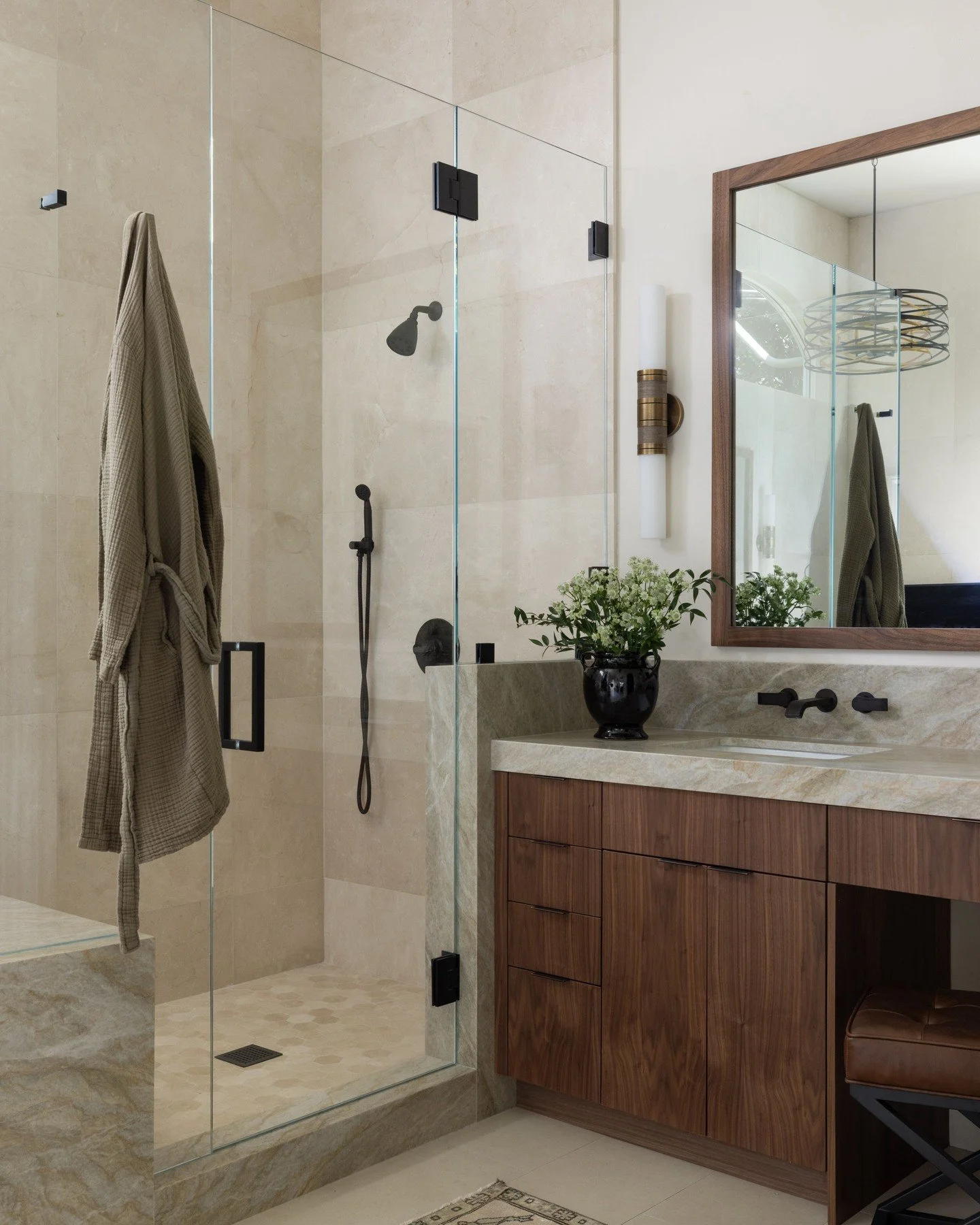 When a shower goes from enclosed box to light-filled and open.
Swipe to see where we started.

📸: @nicolediannephoto
Styling by: @emilyairoso